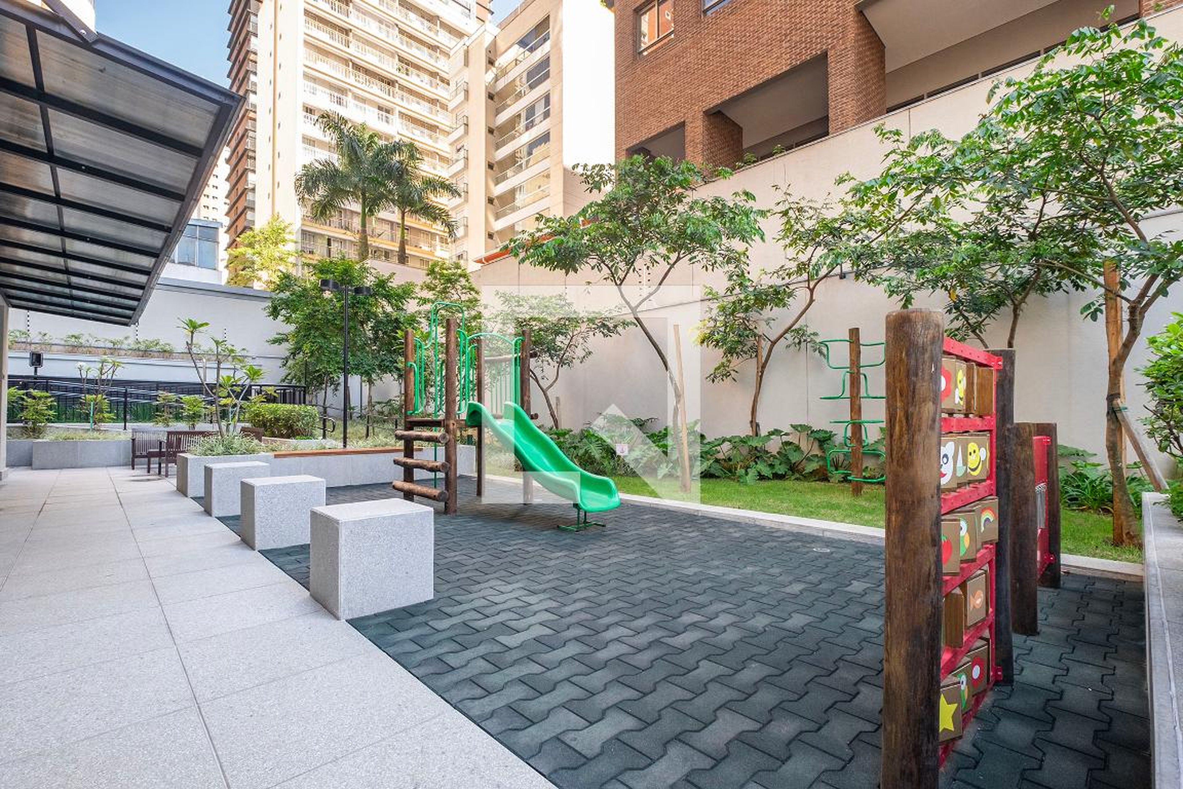 Playground - Contemporâneo Jardins