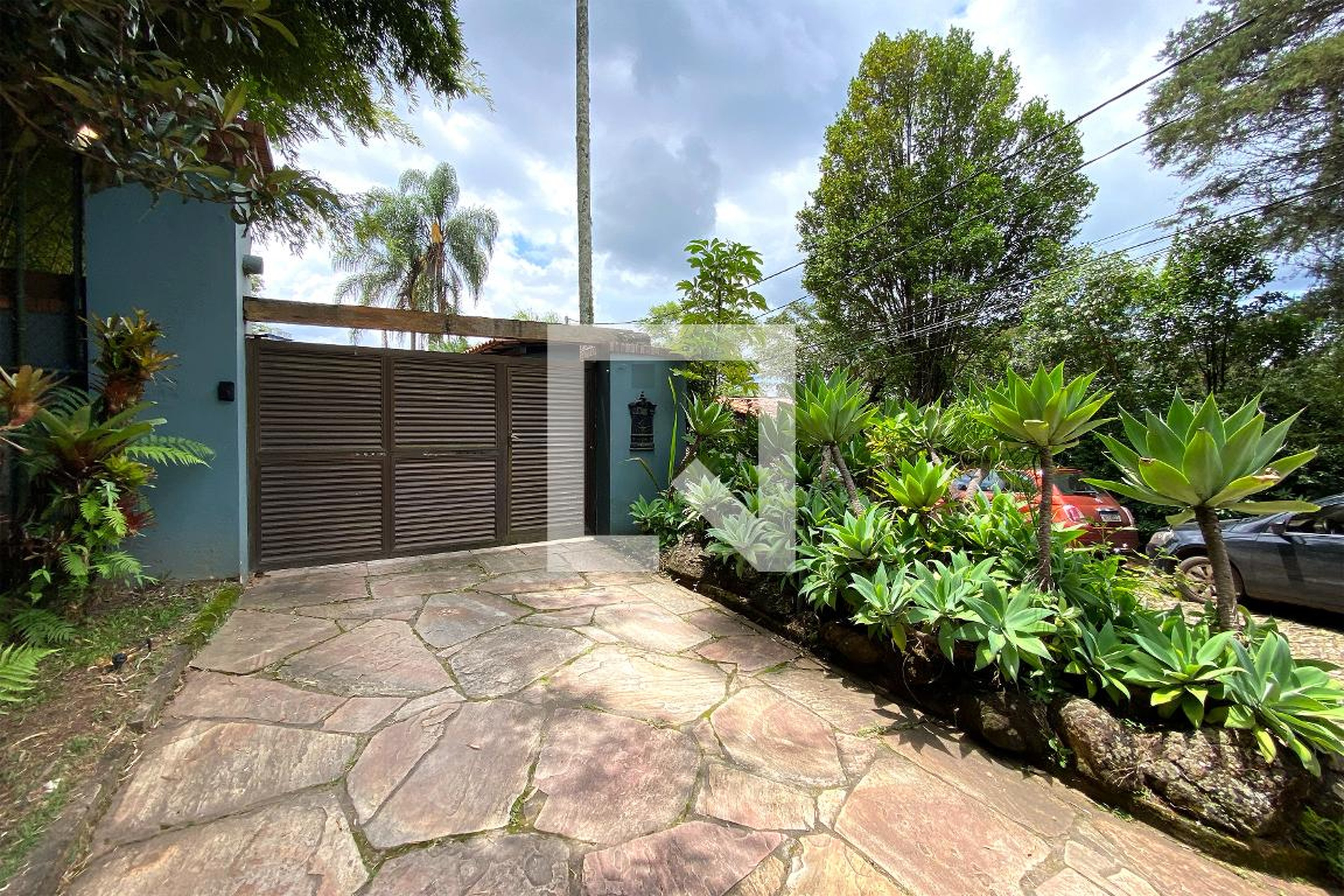 Entrada Condomínio em Rua Cardeal, 25