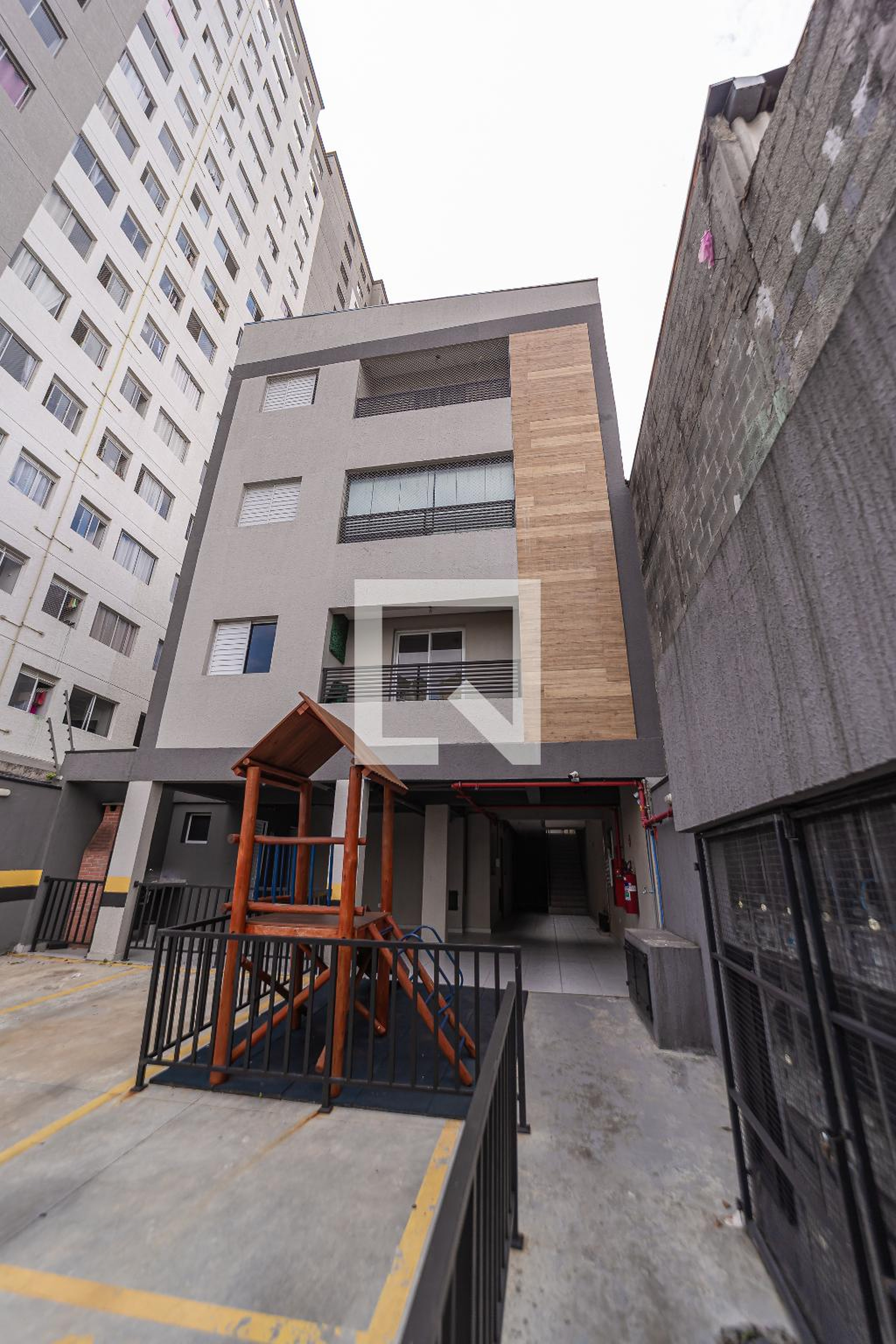 Fachada do Prédio Condomínio em Rua Figueira da Polinésia, 1103