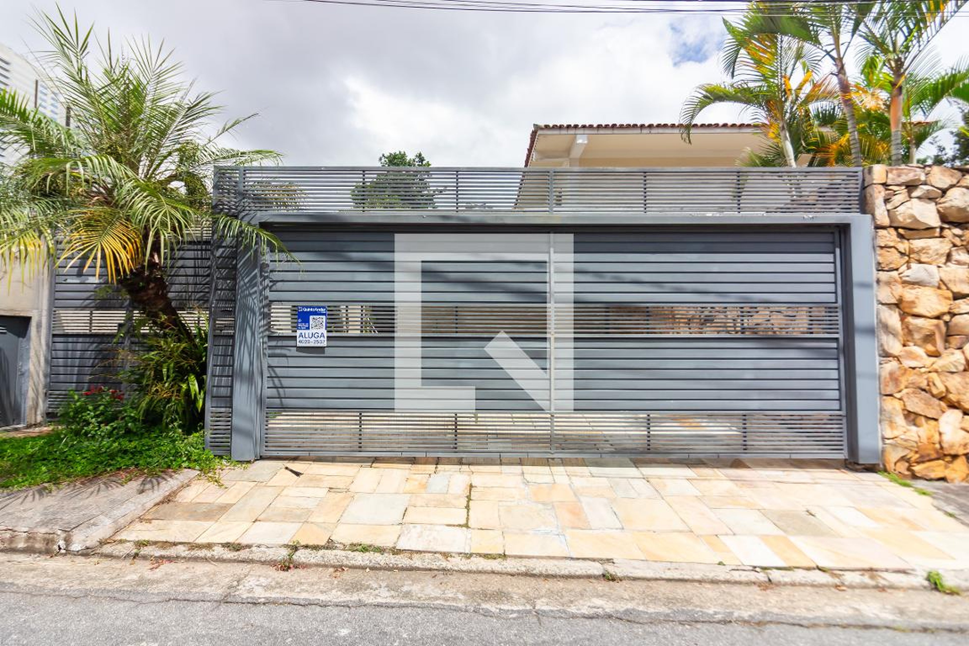 Fachada Condomínio em Rua Sessenta e Oito, 32