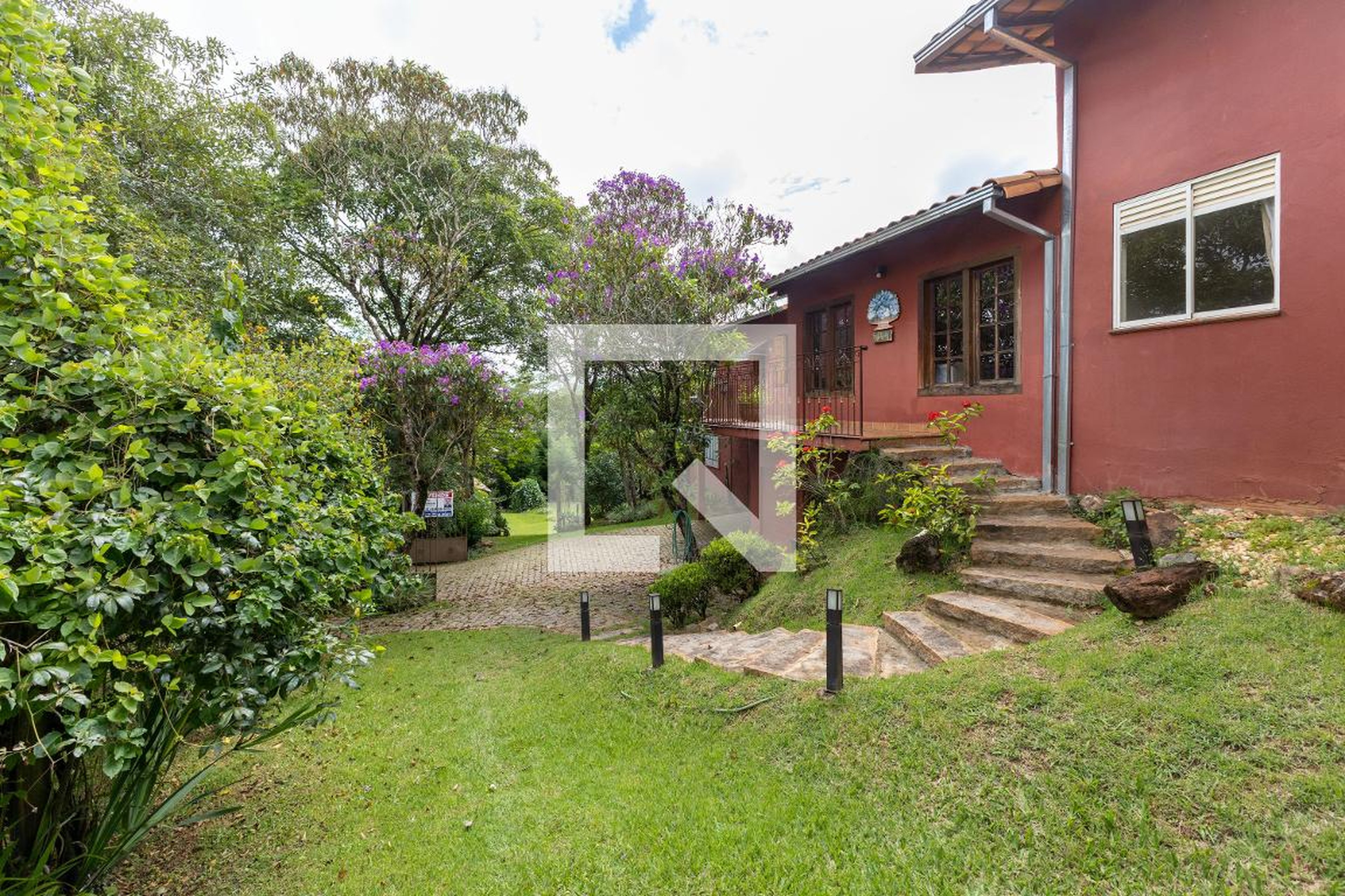 Fachada Condomínio em Rua Ametista, 346