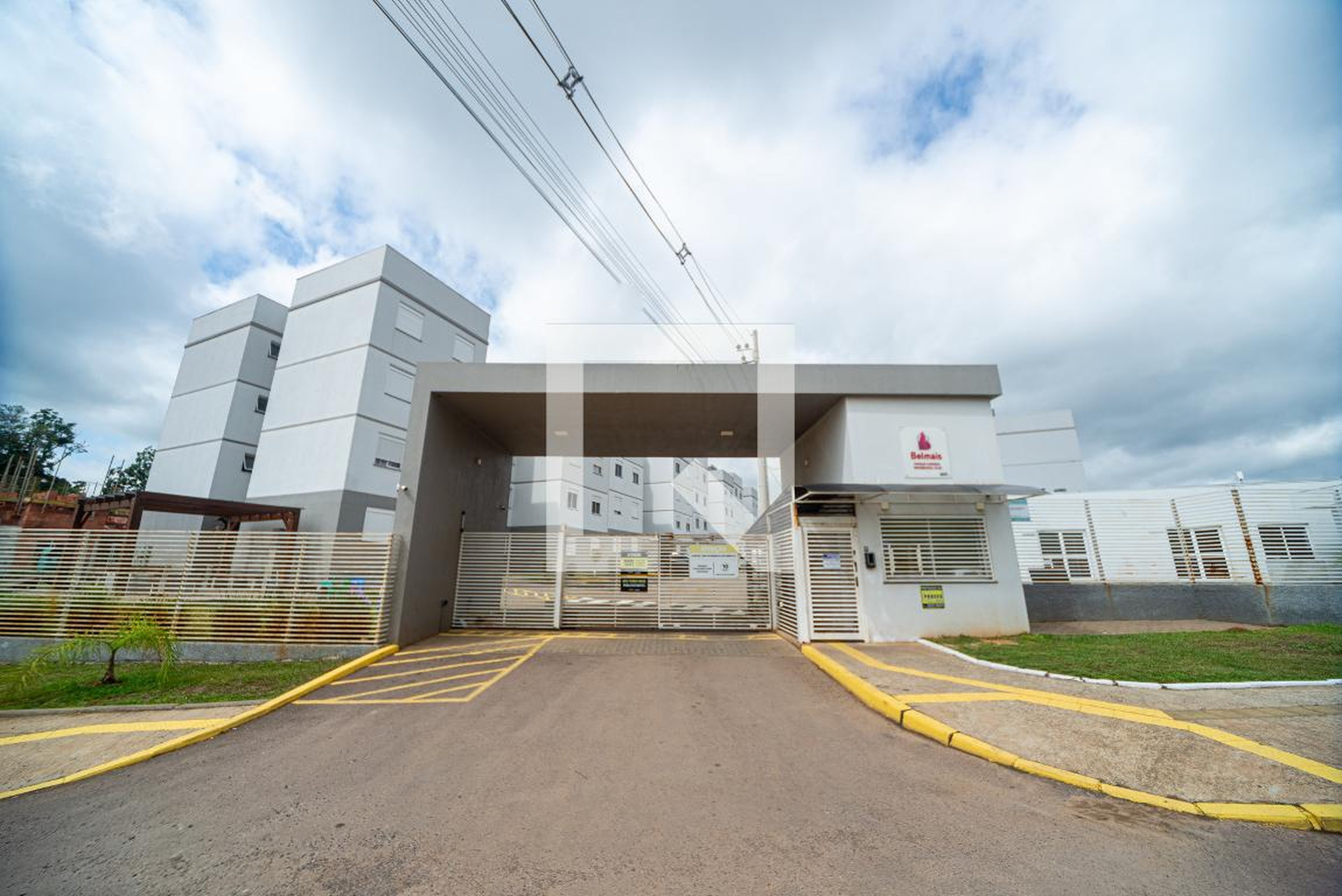 Fachada Condomínio em Rua Alcebíades Azeredo dos Santos, 1613