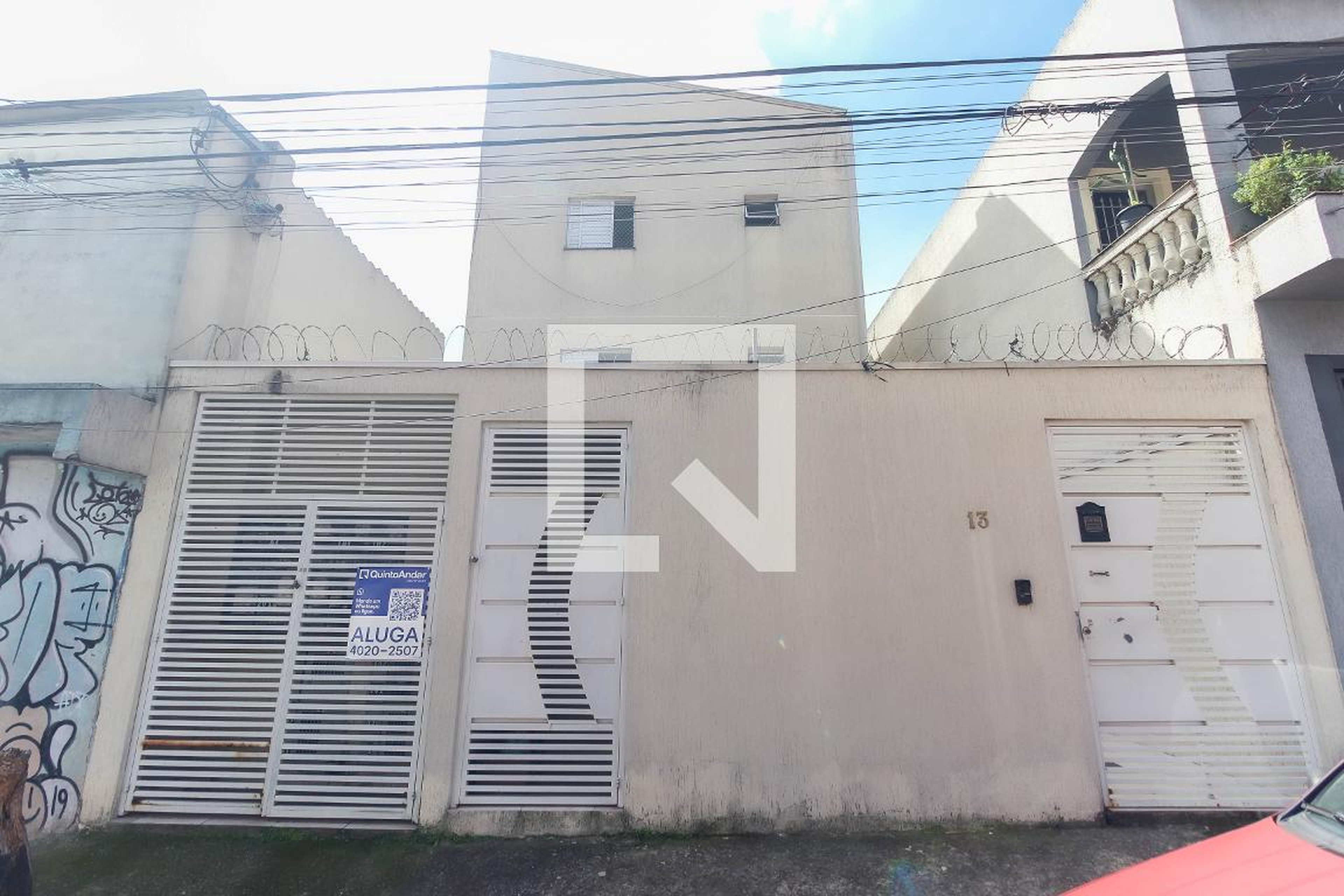 Fachada Condomínio em Rua Guajabaras, 13