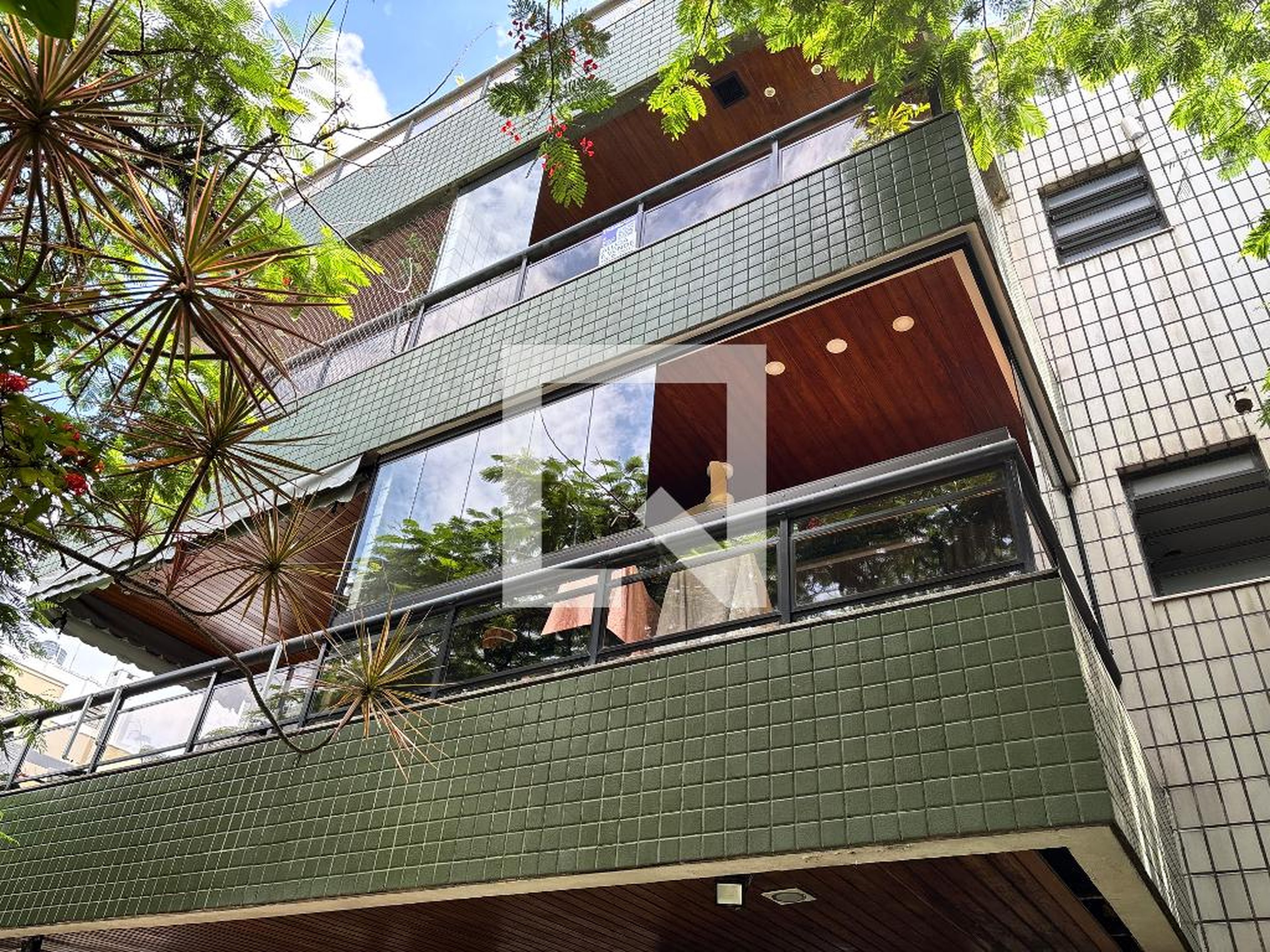 Fachada Condomínio em Rua Venâncio Veloso, 489