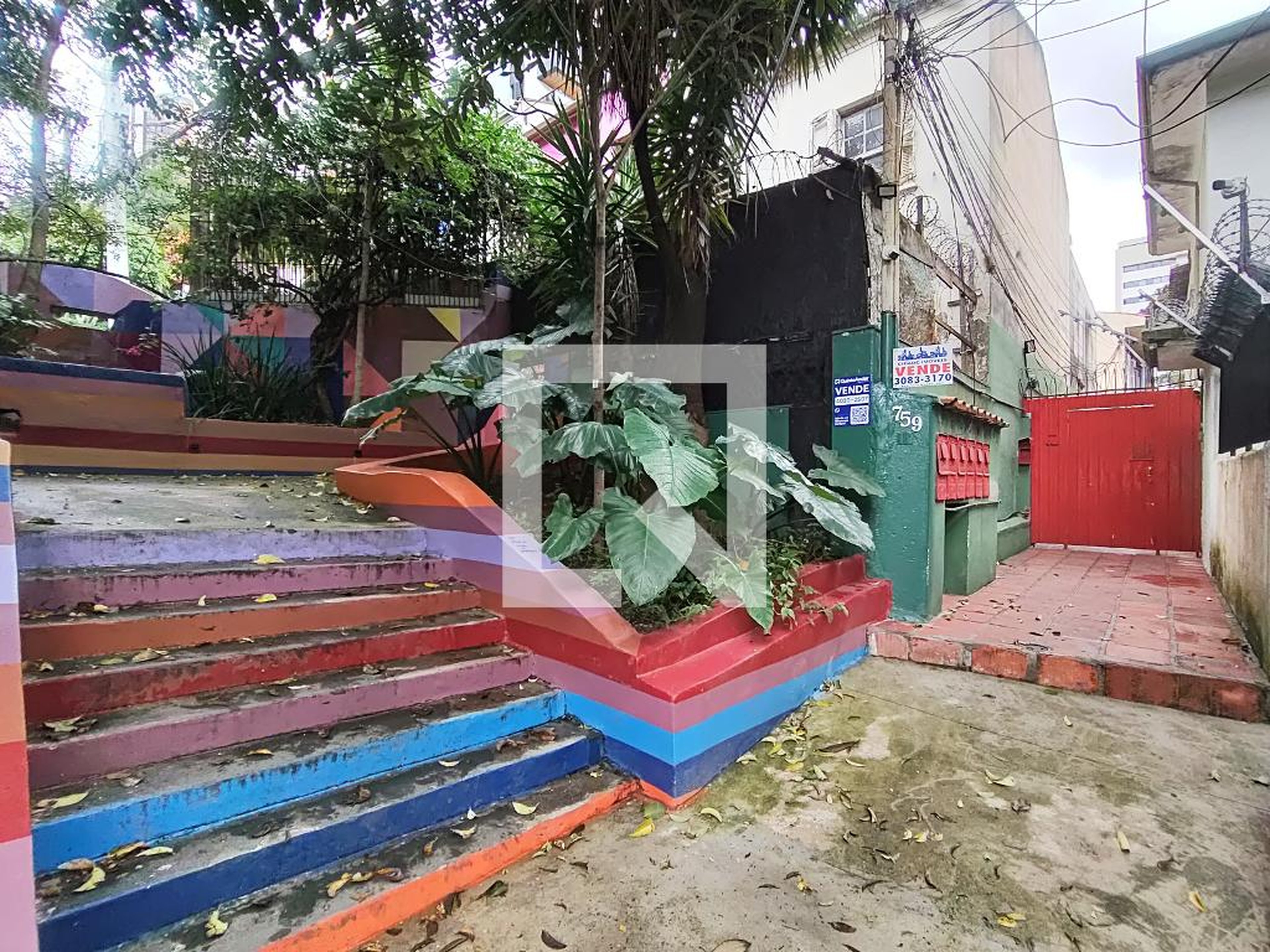 Fachada Condomínio em Rua Alves Guimarães, 759