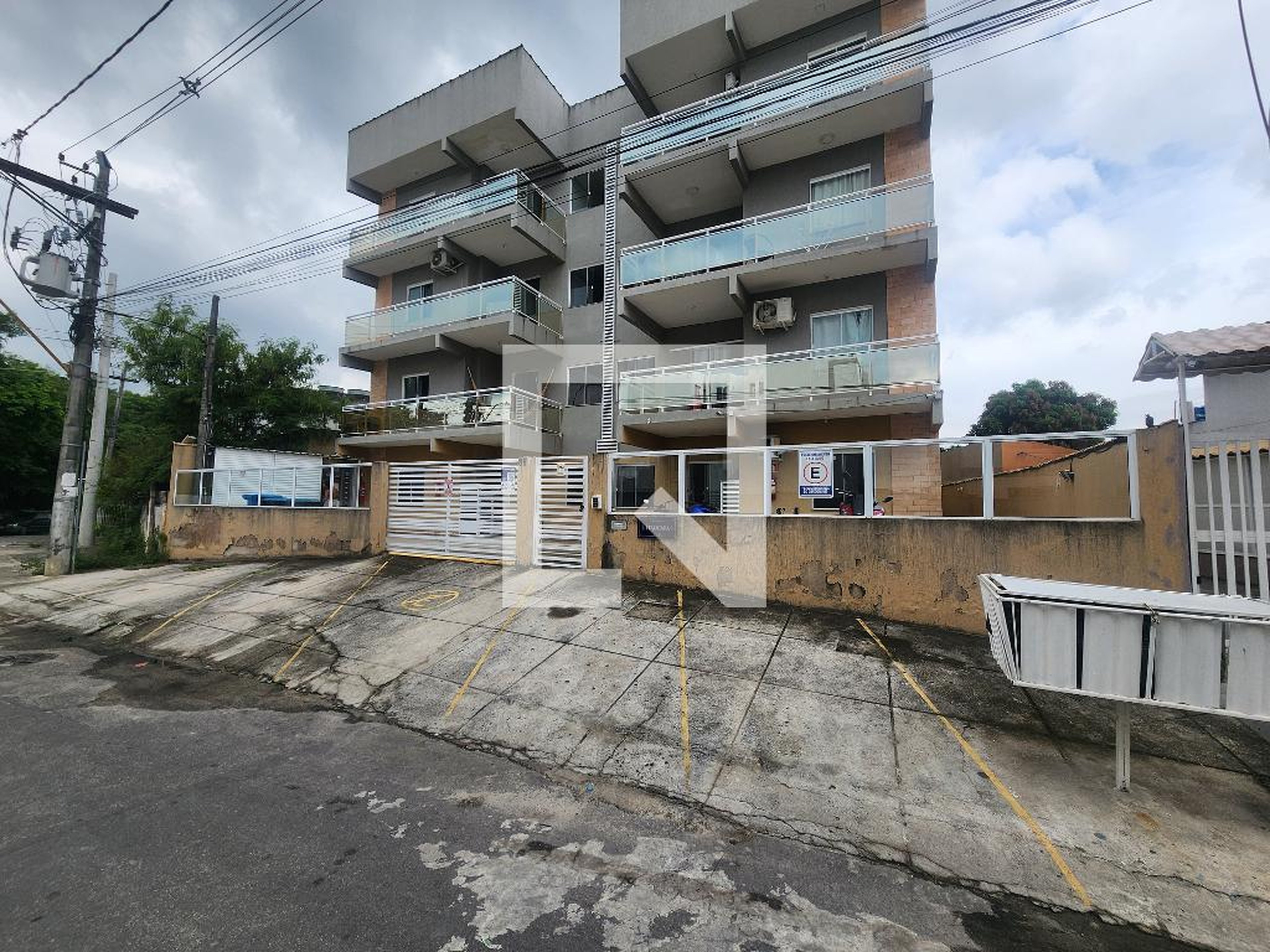 Fachada Condomínio em Rua Itaocara, 358