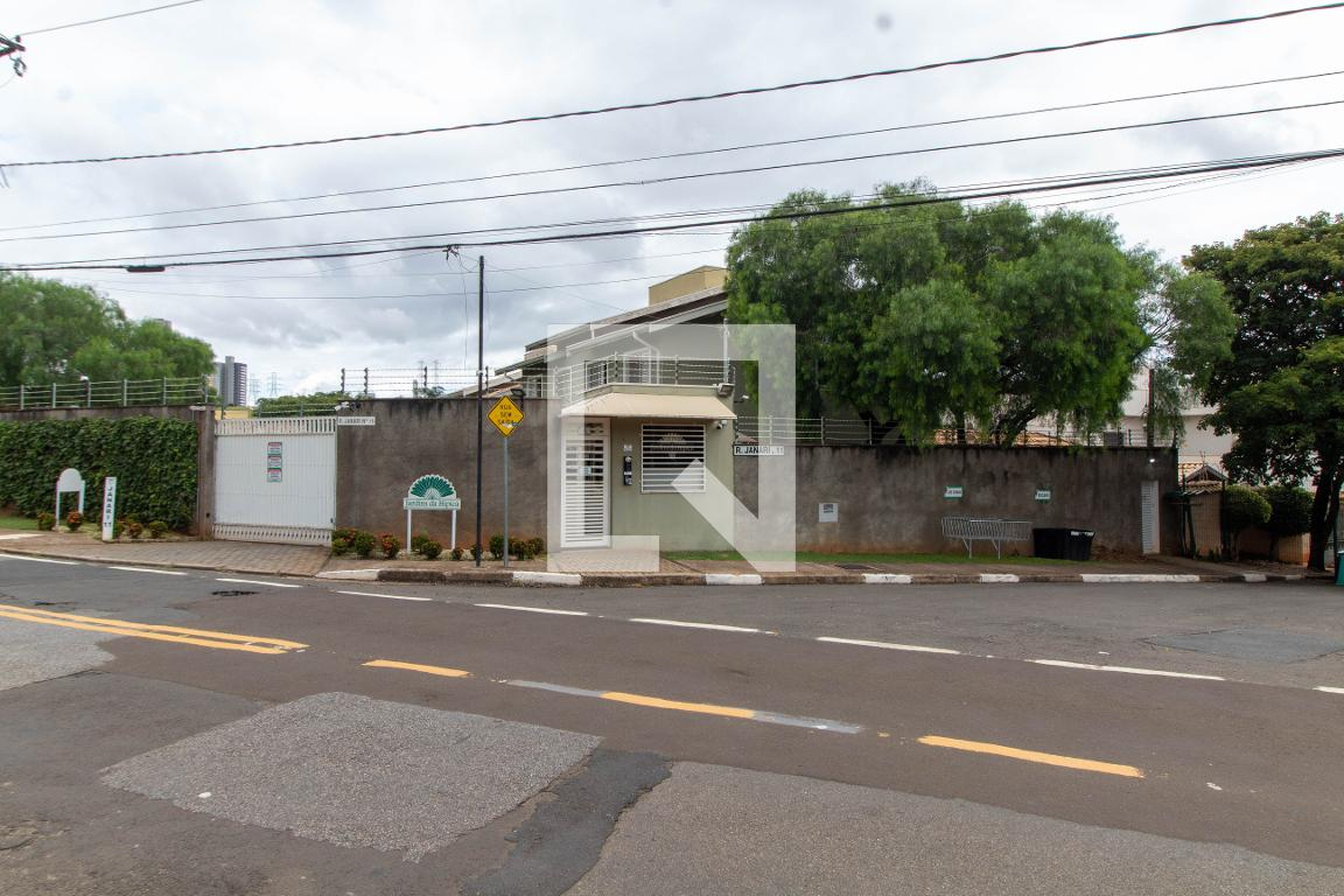 FACHADA DO CONDOMÍNIO Condomínio Jardins da Hipica