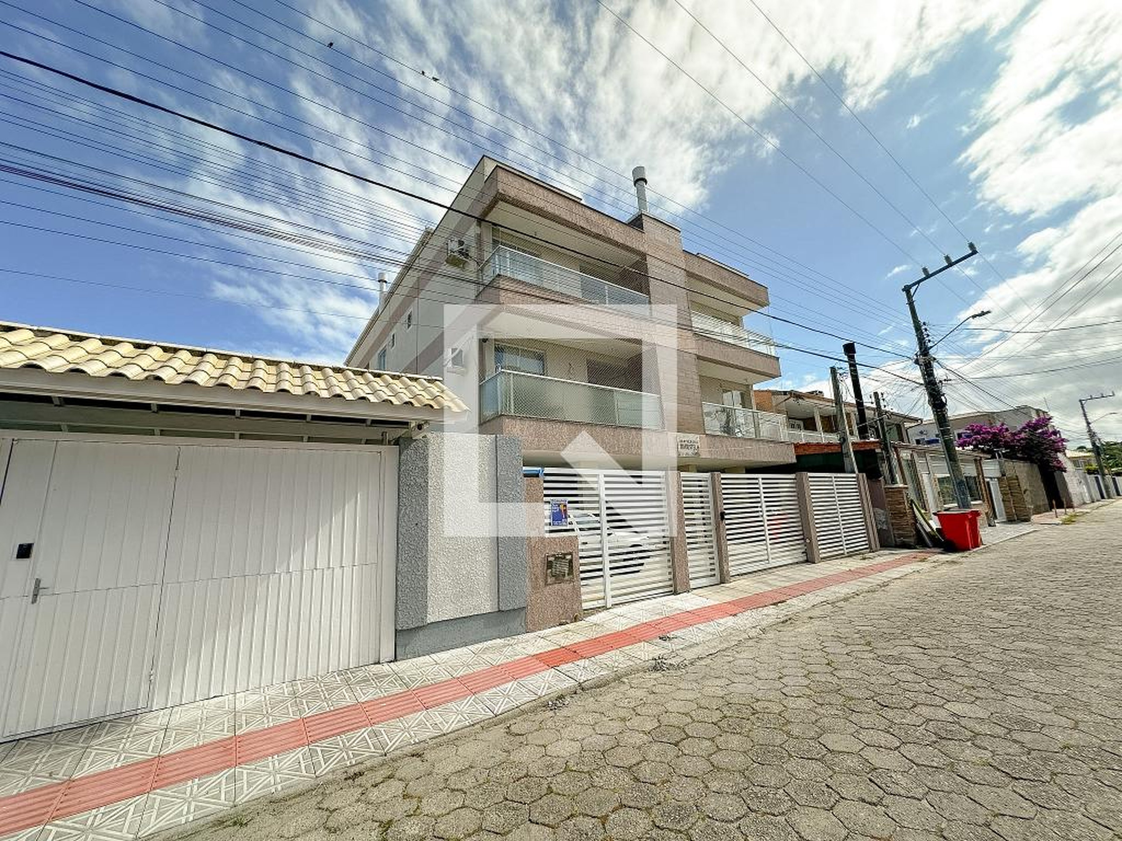 Fachada Condomínio em Rua dos Pinheiros, 334