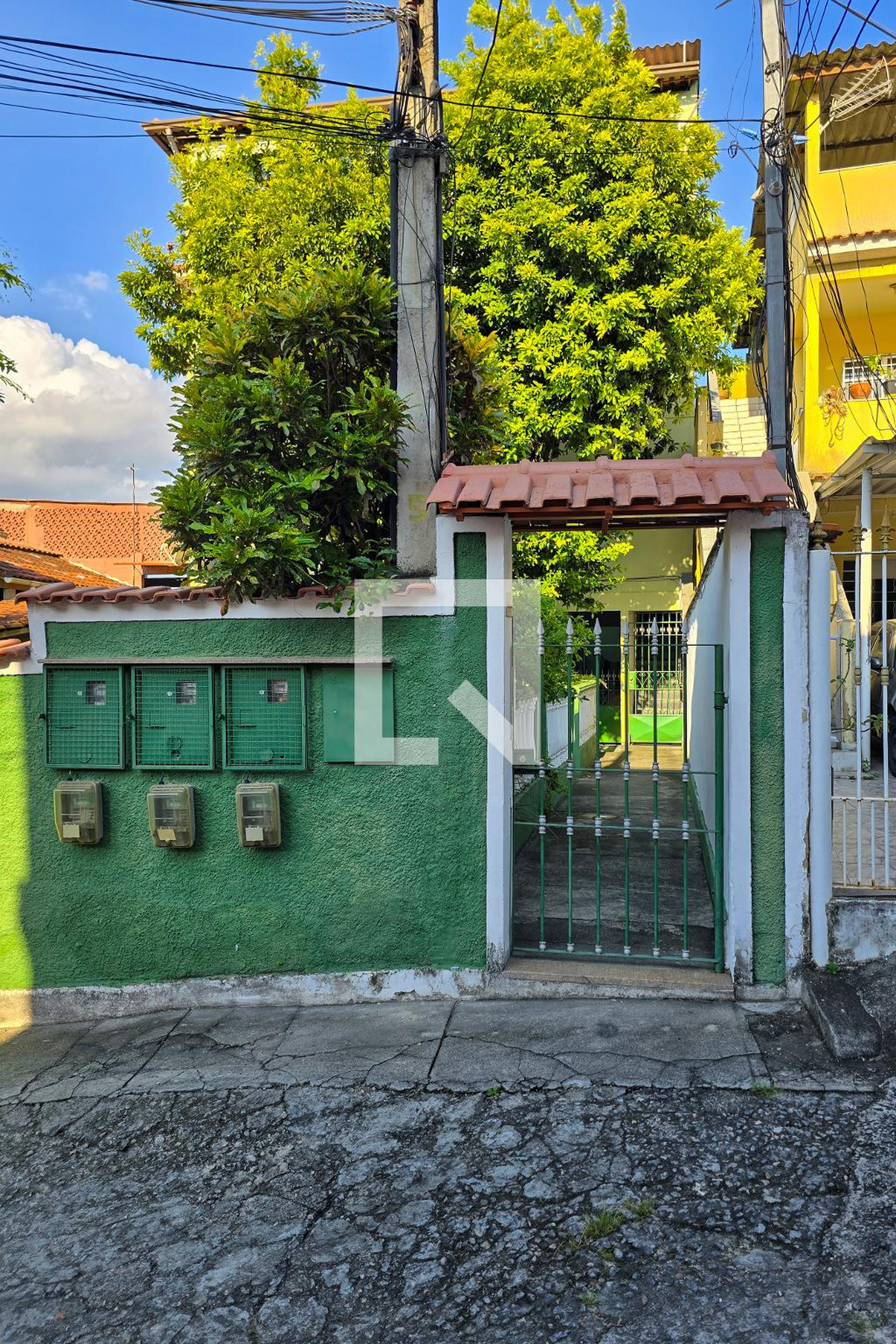 Entrada Condomínio em Rua Silveira Franco, 5