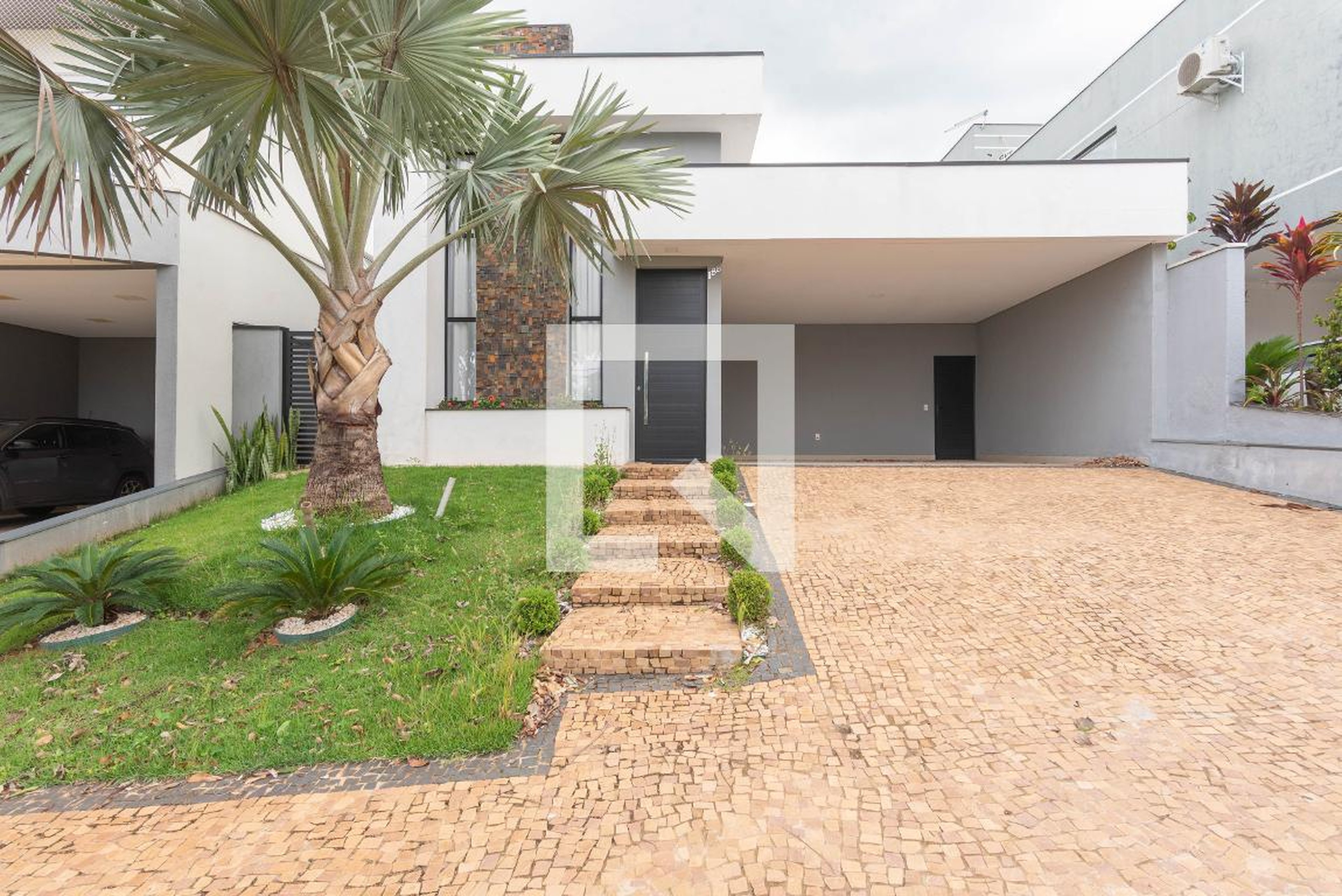 Fachada Condomínio em Rua Luiz Carlos Santa Cruz, 188