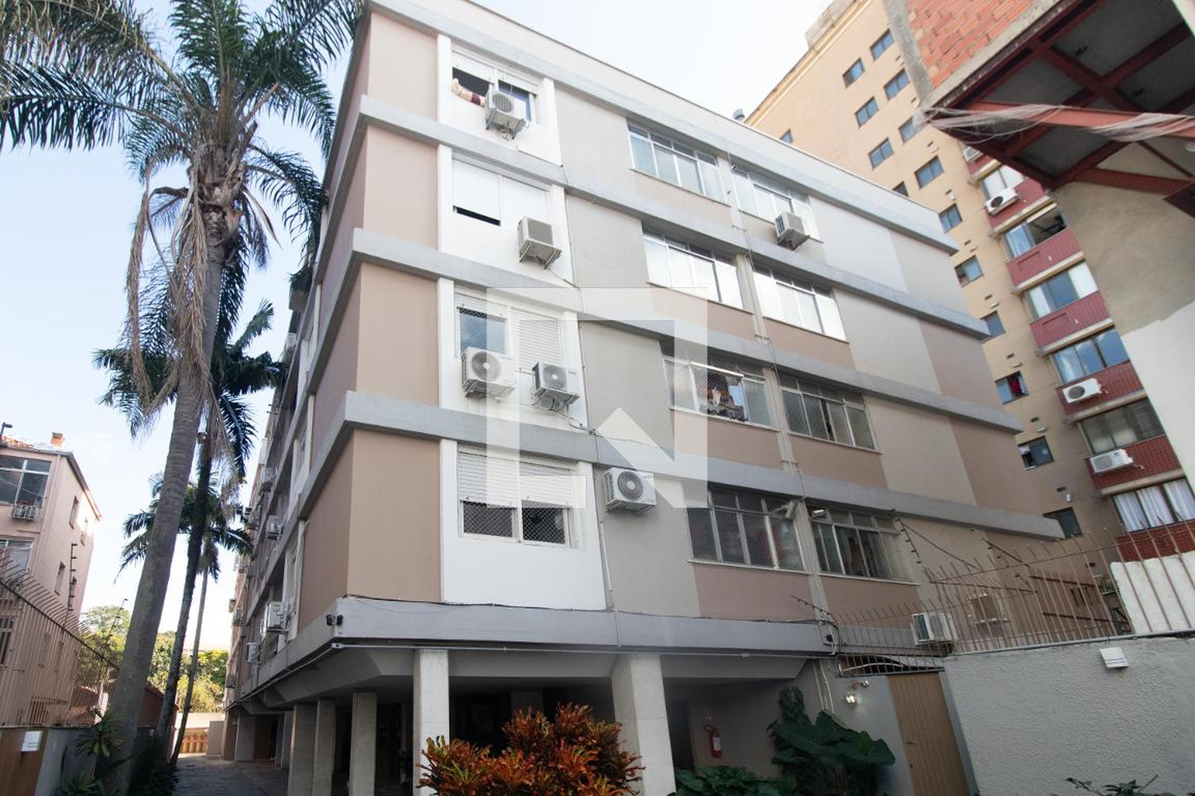 Fachada Condomínio em Rua Santana, 575