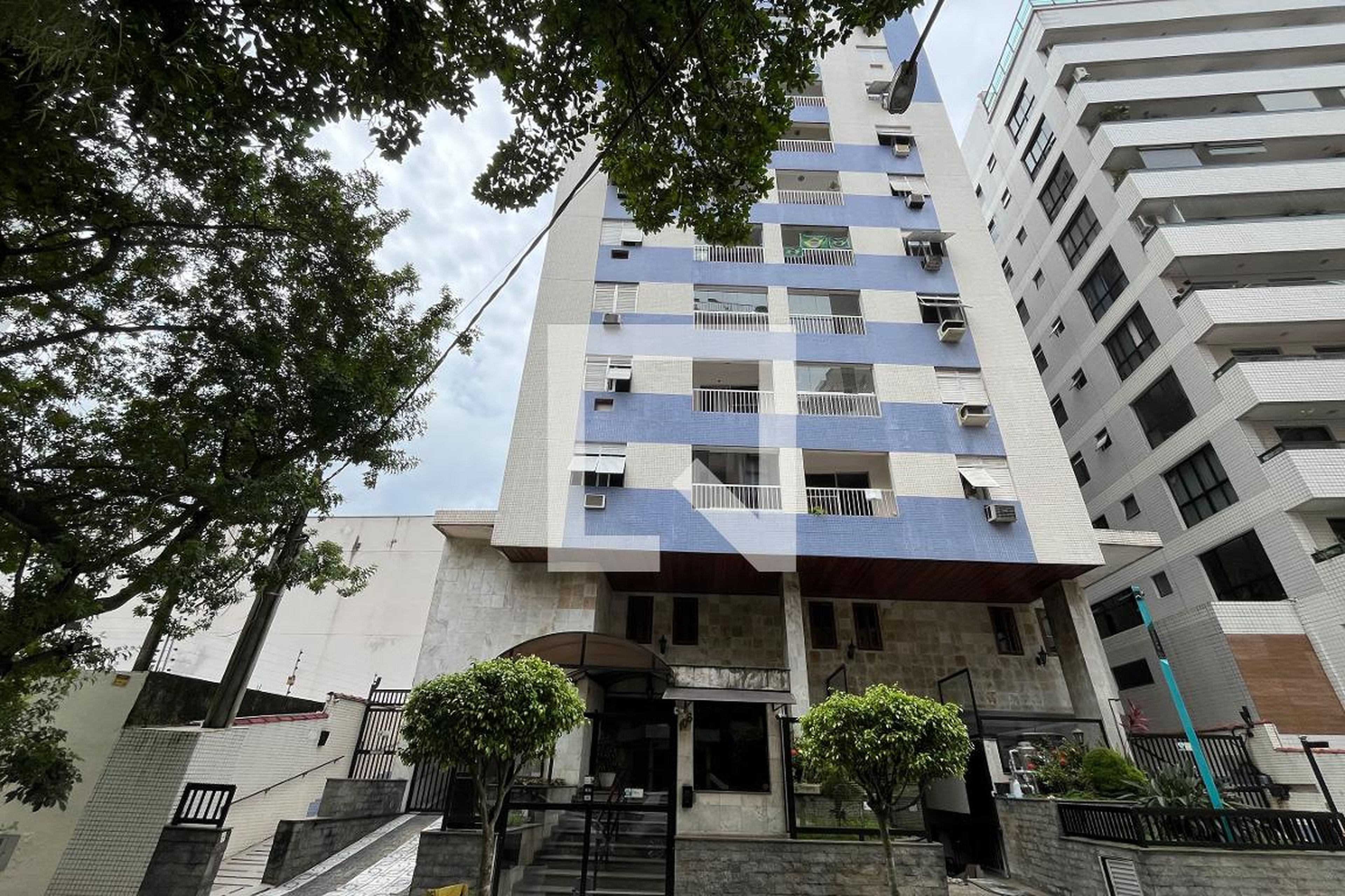 Fachada Condomínio em Rua Maestro Heitor Villa Lobos, 106