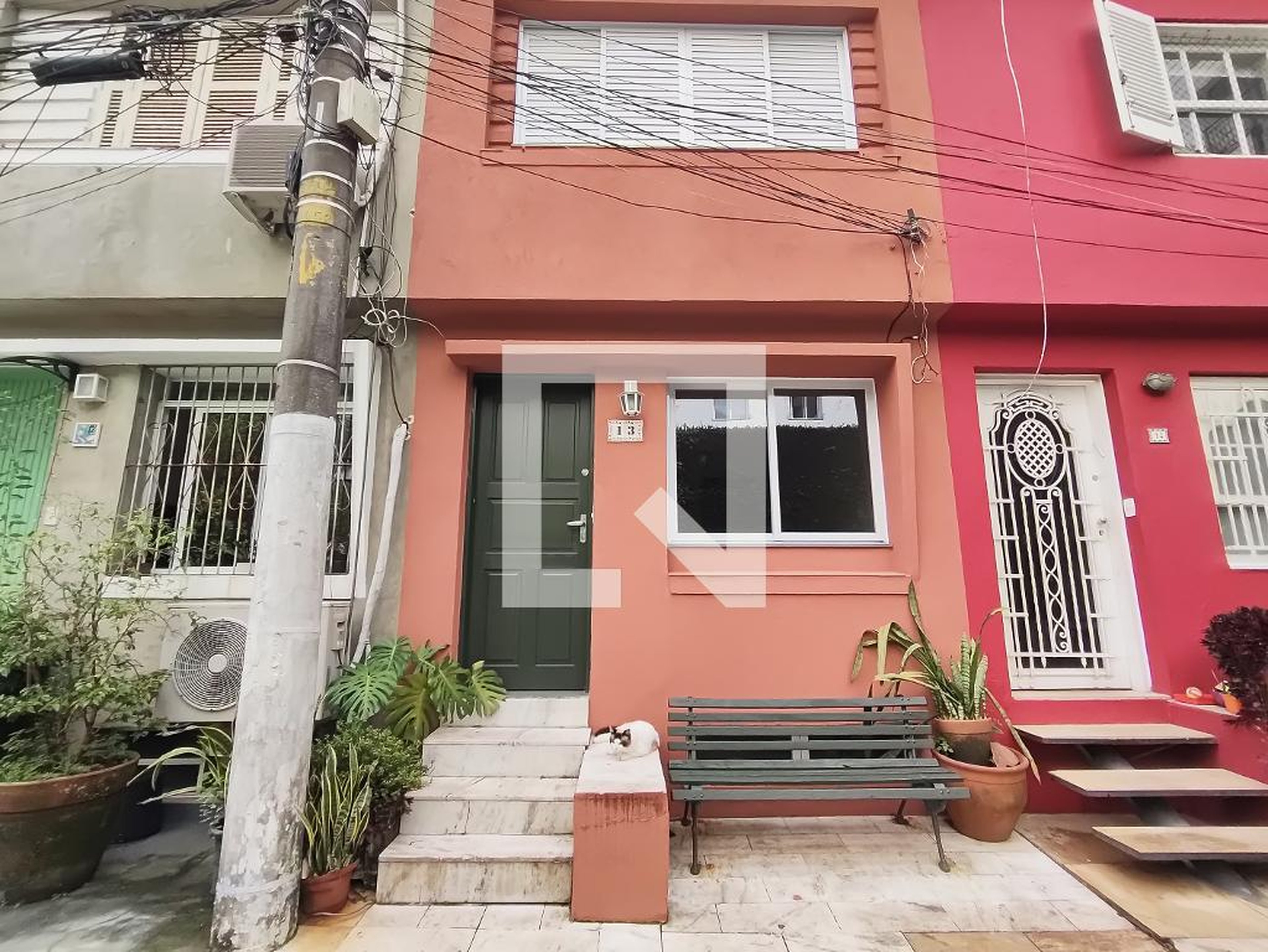 Fachada Condomínio em Rua Alves Guimarães, 1113