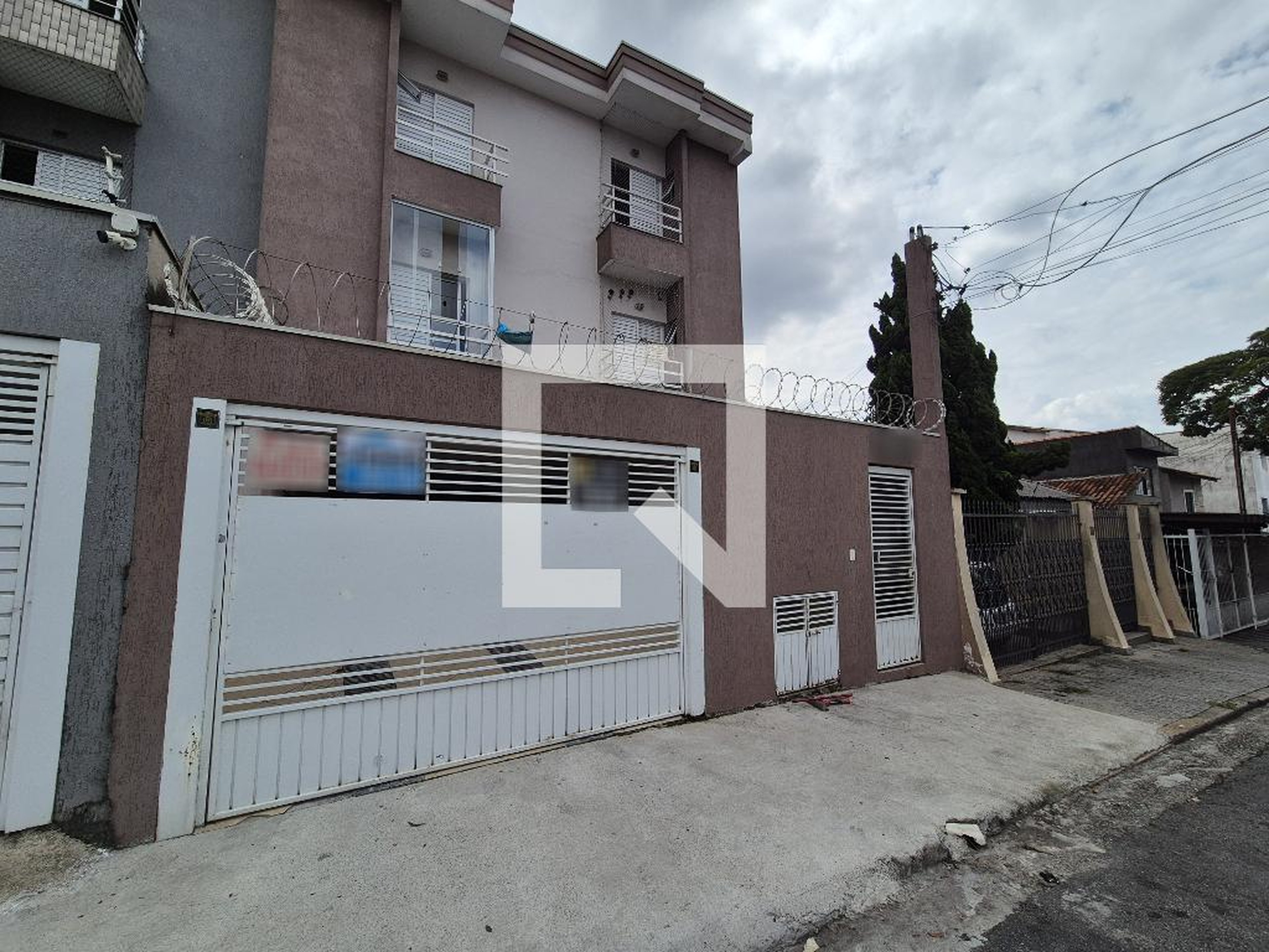 Fachada Condomínio em Rua Sedan, 41