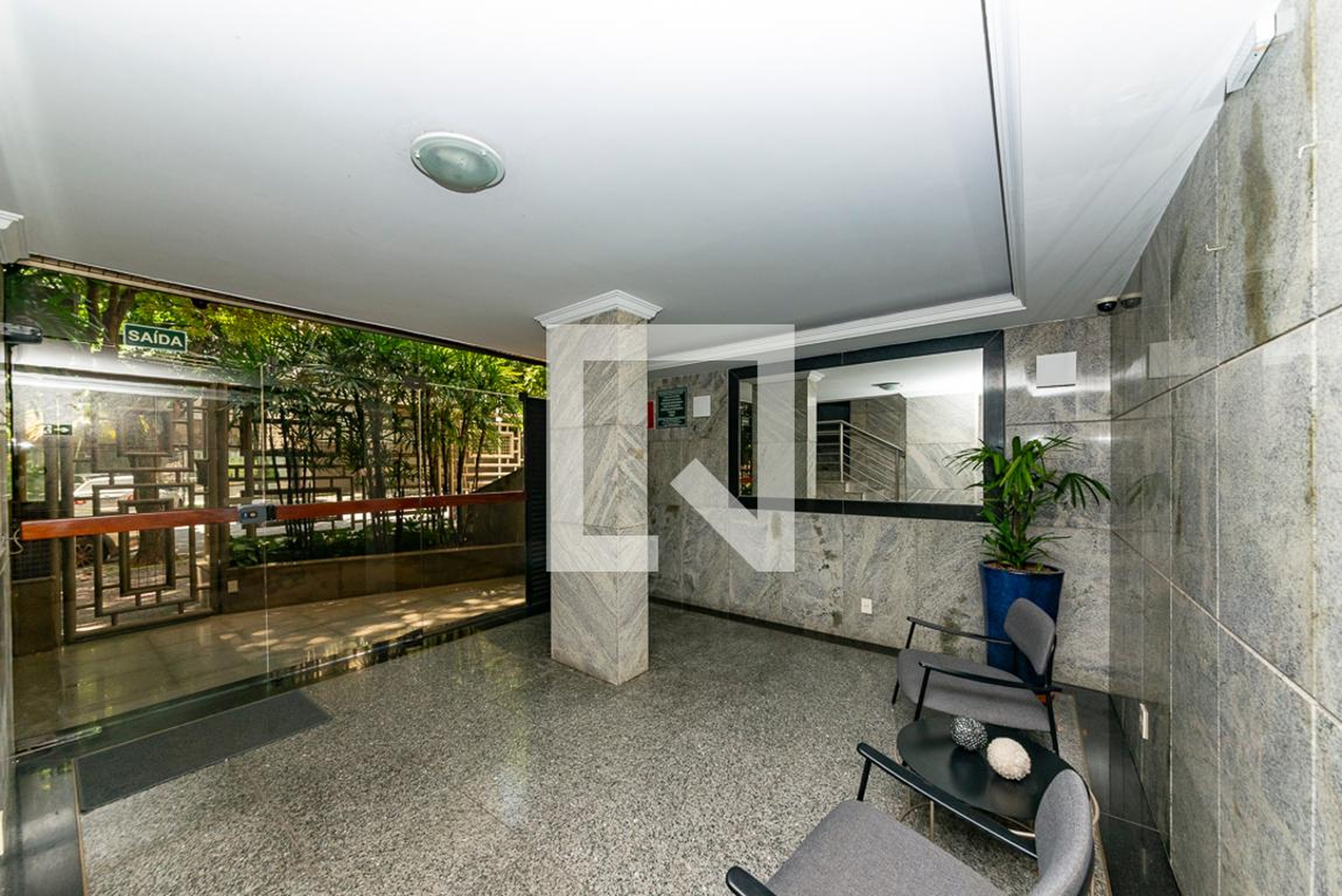 Hall de entrada Condomínio em Rua Paracatu, 1450
