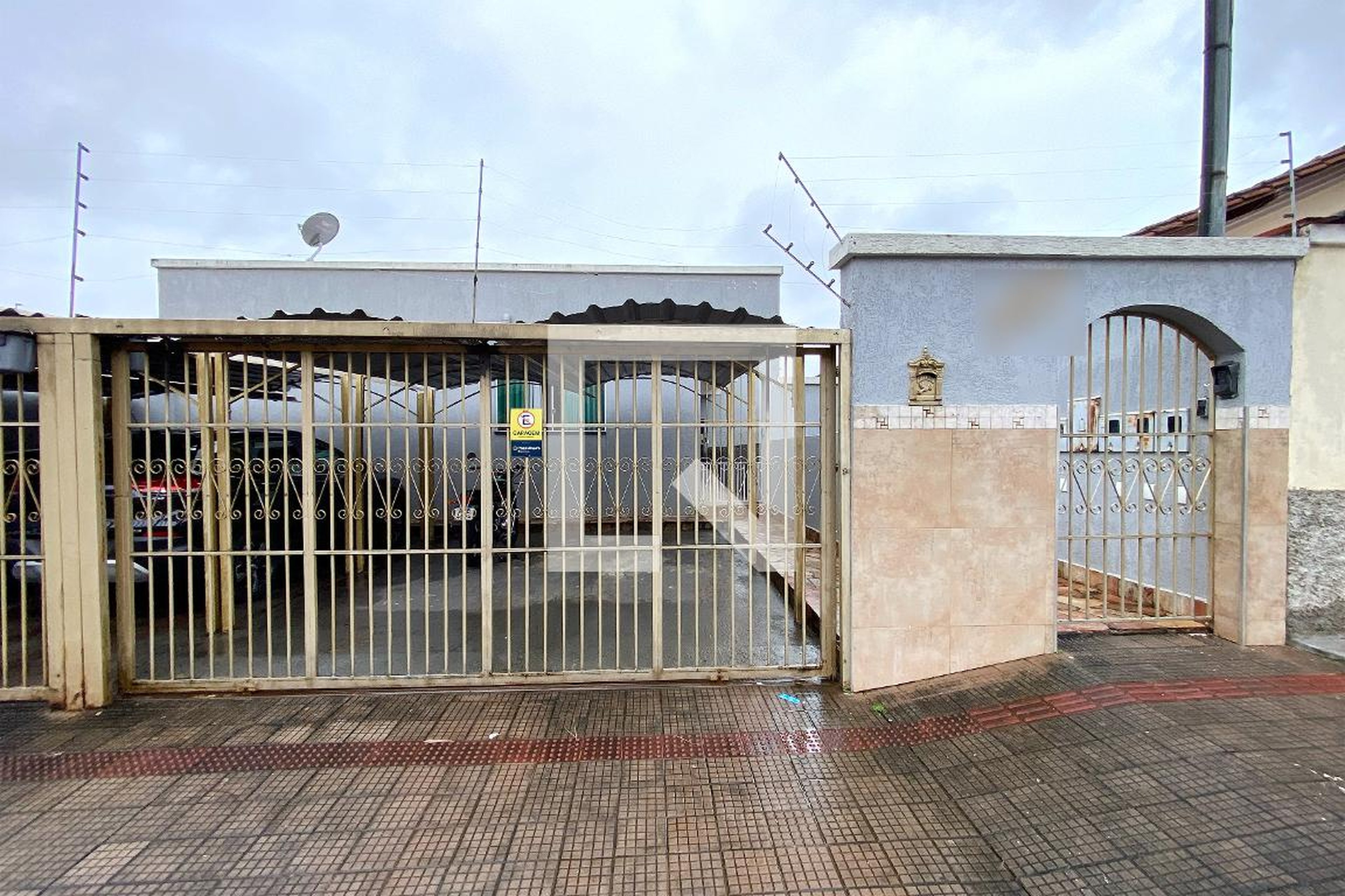 Fachada Condomínio em Rua Emílio Caram, 107