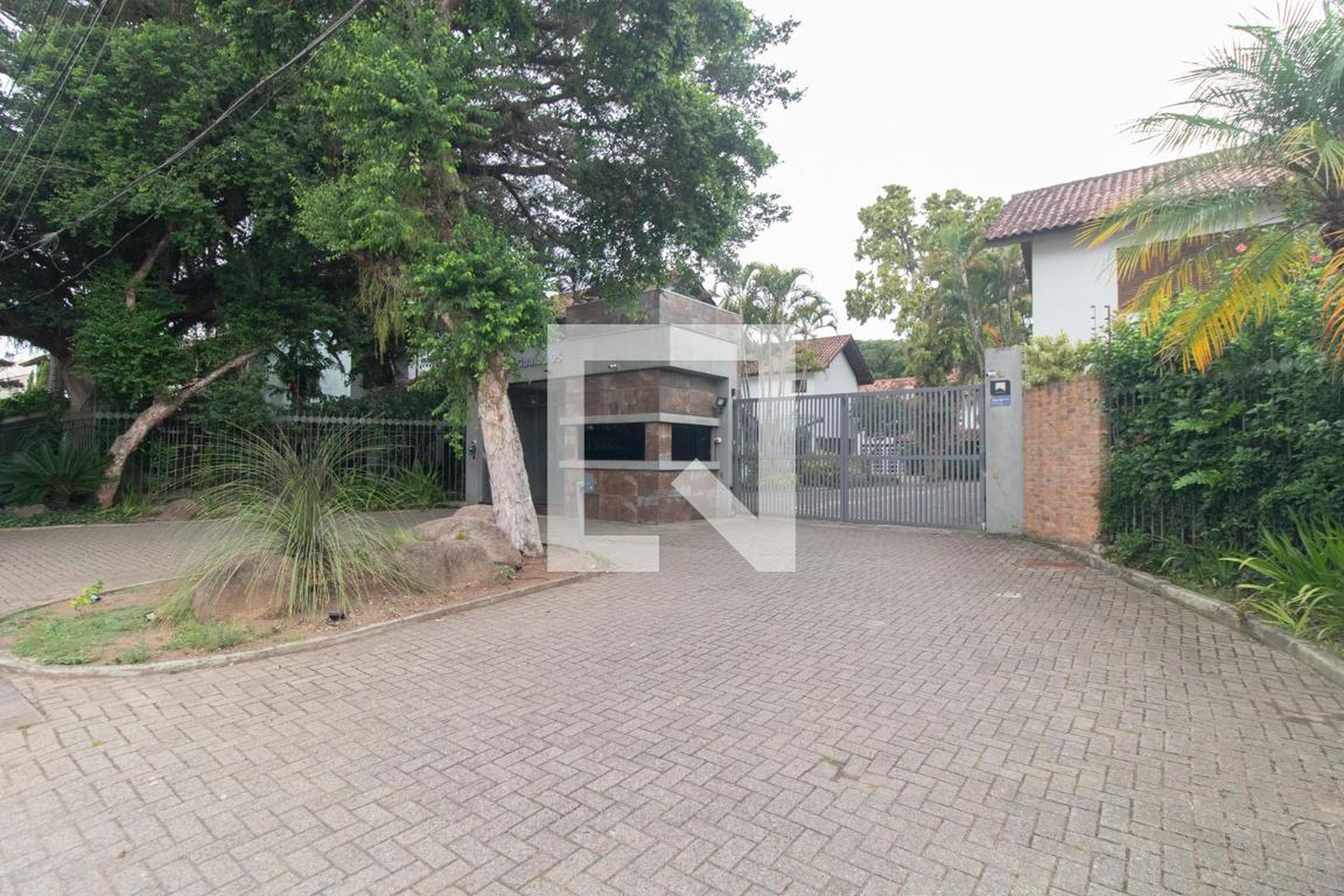 Fachada Condomínio em Rua Manoel Leão, 95