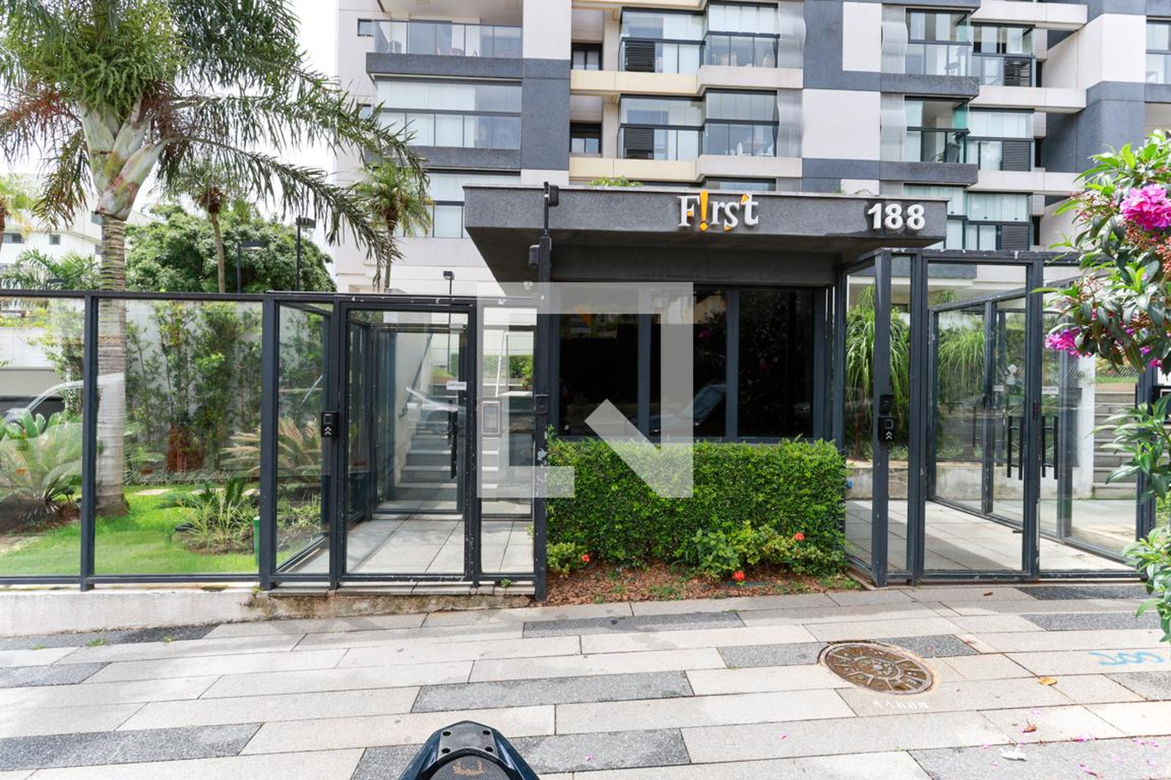 Fachada do condomínio Edifício First