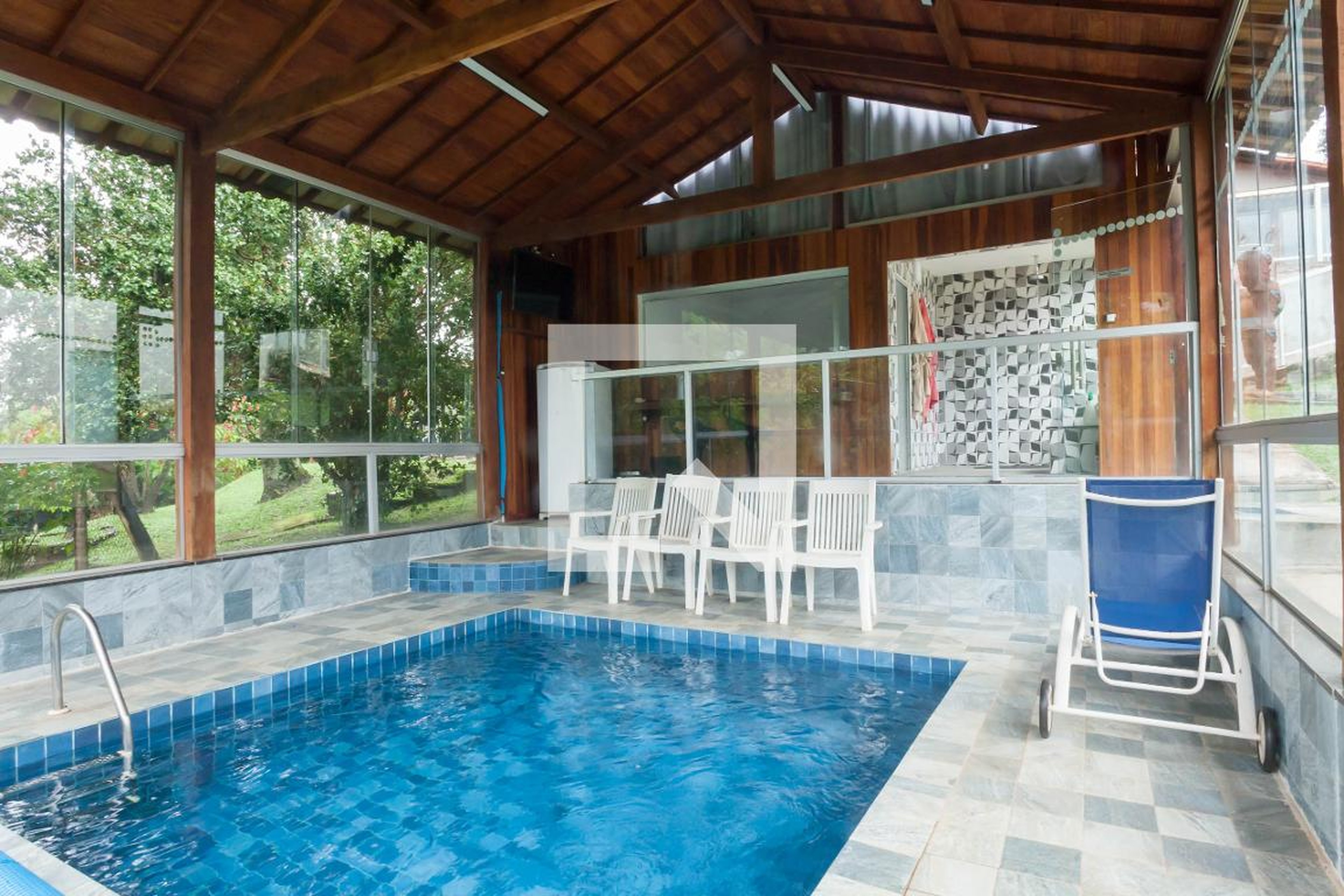 Piscina Coberta Condomínio em Rua Paraju, 74