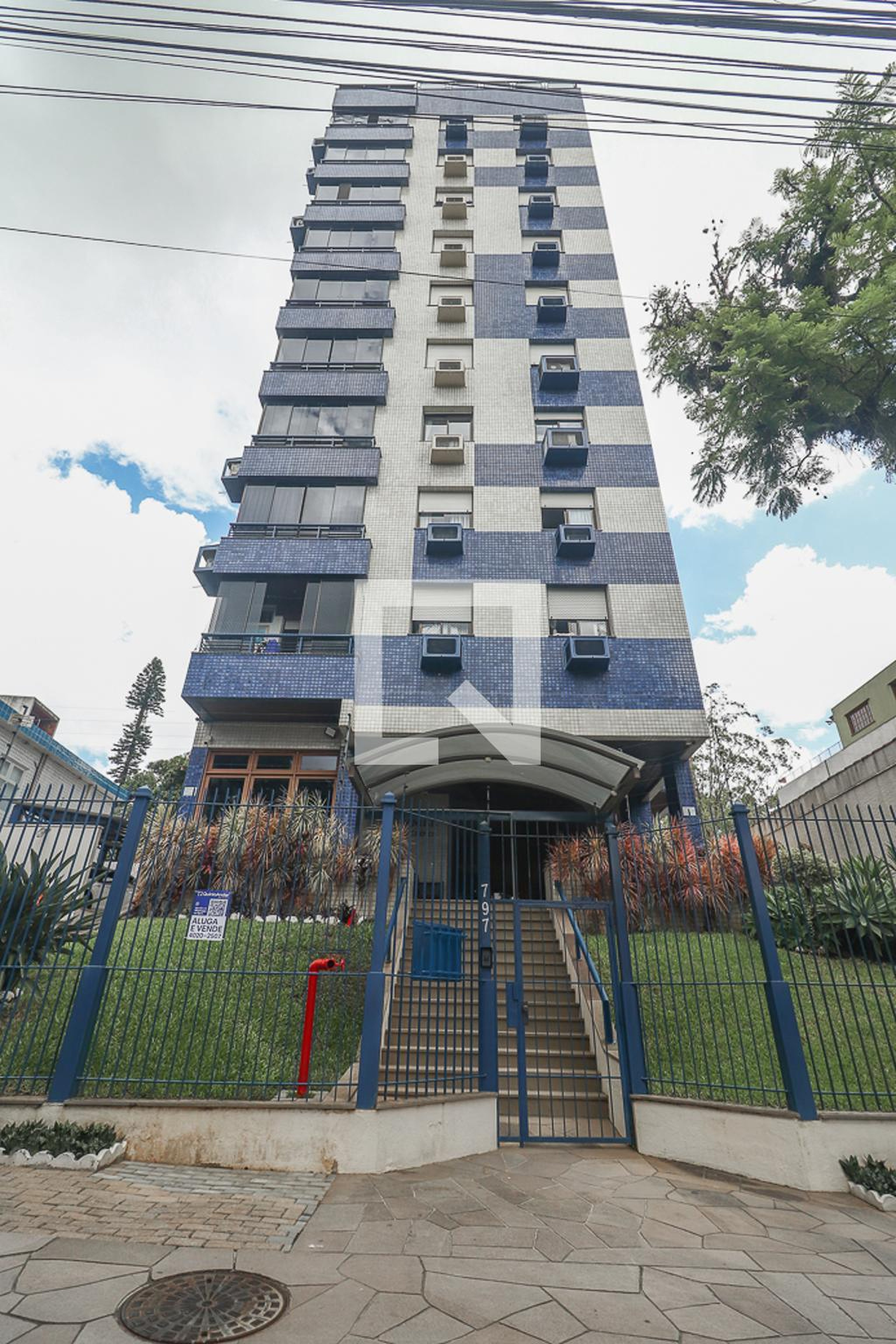 Fachada Condomínio em Rua Honório Silveira Dias, 797