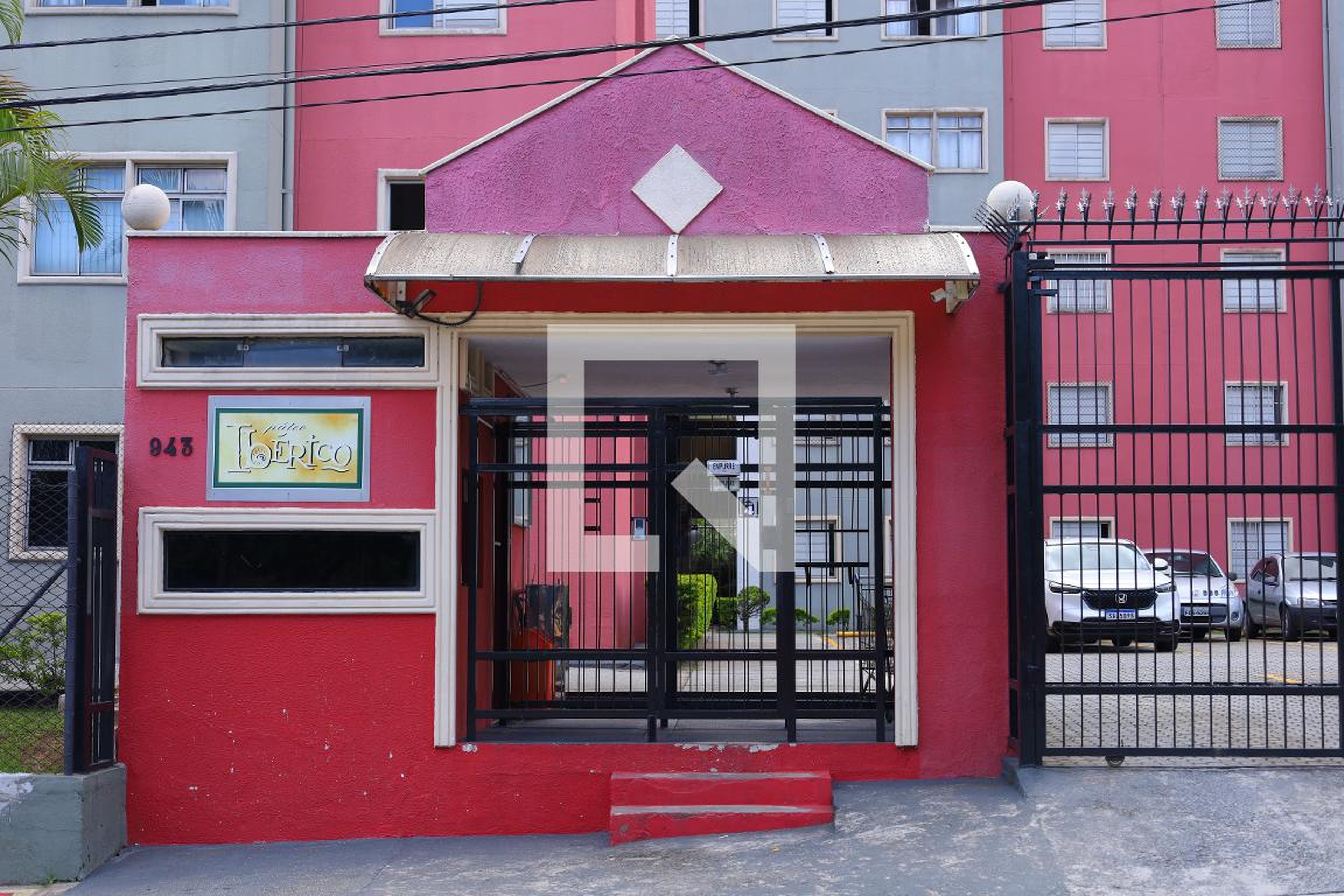 Fachada do condomínio Condomínio Pateo Ibérico