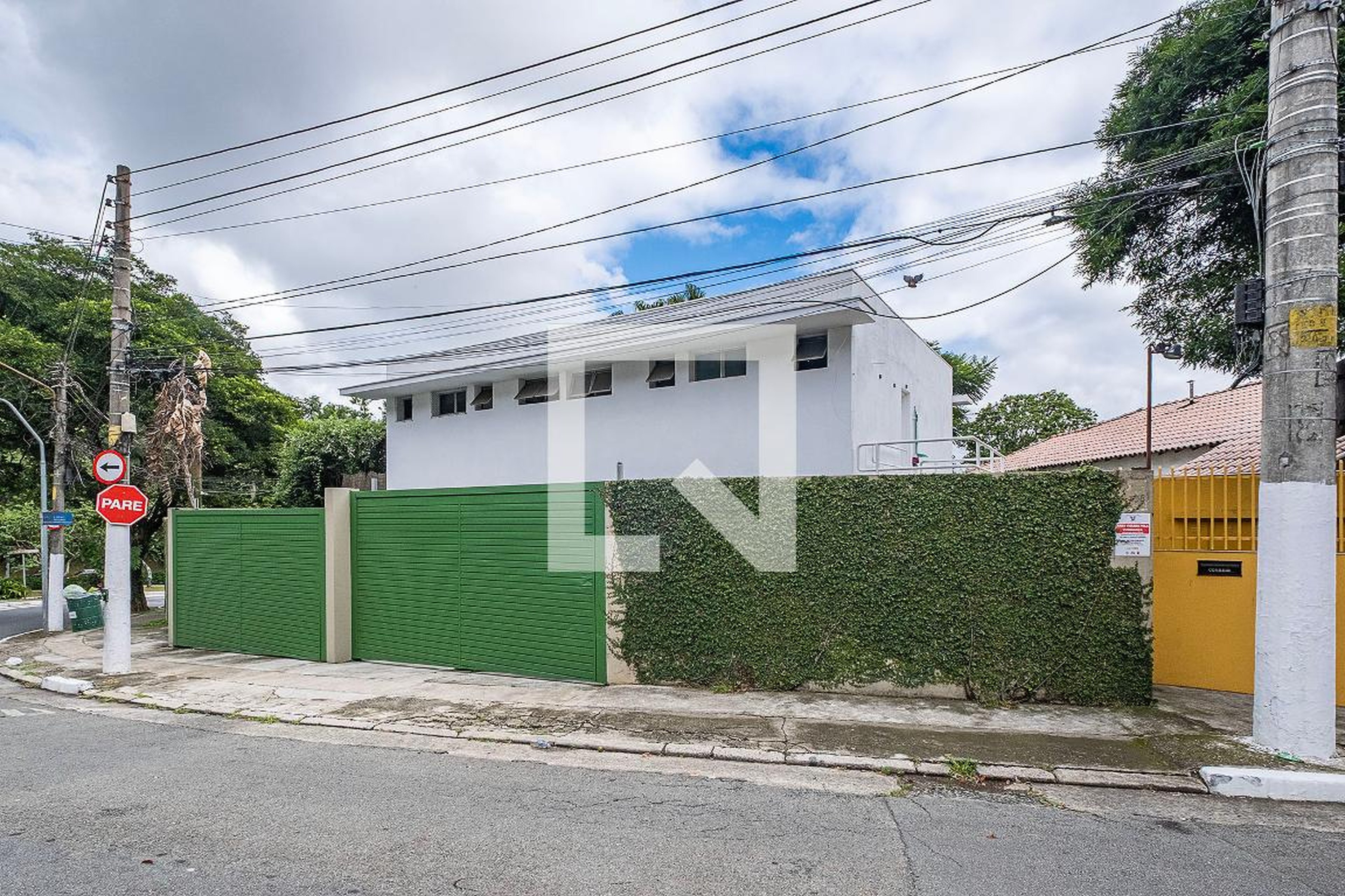 Fachada Condomínio em Rua Tefé, 358