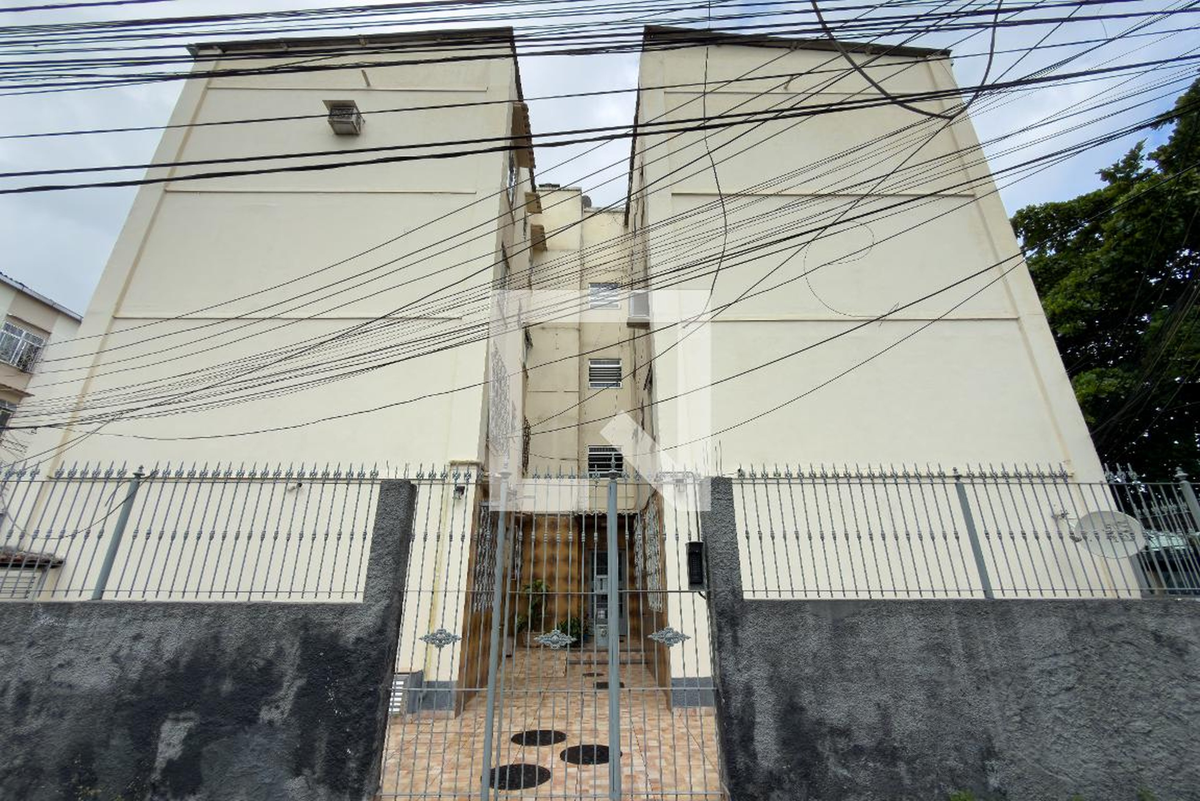 Fachada Condomínio em Rua João Adil de Oliveira, 23