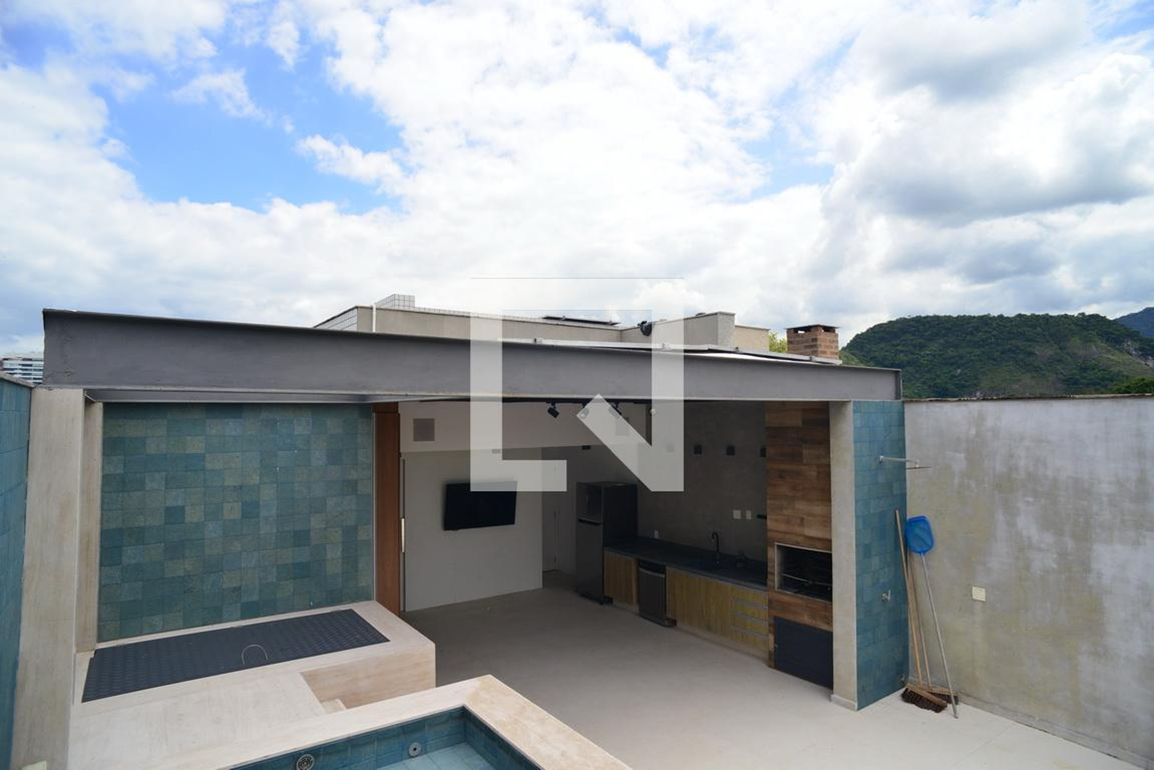 Piscina Condomínio em Rua General Ivan Raposo, 743