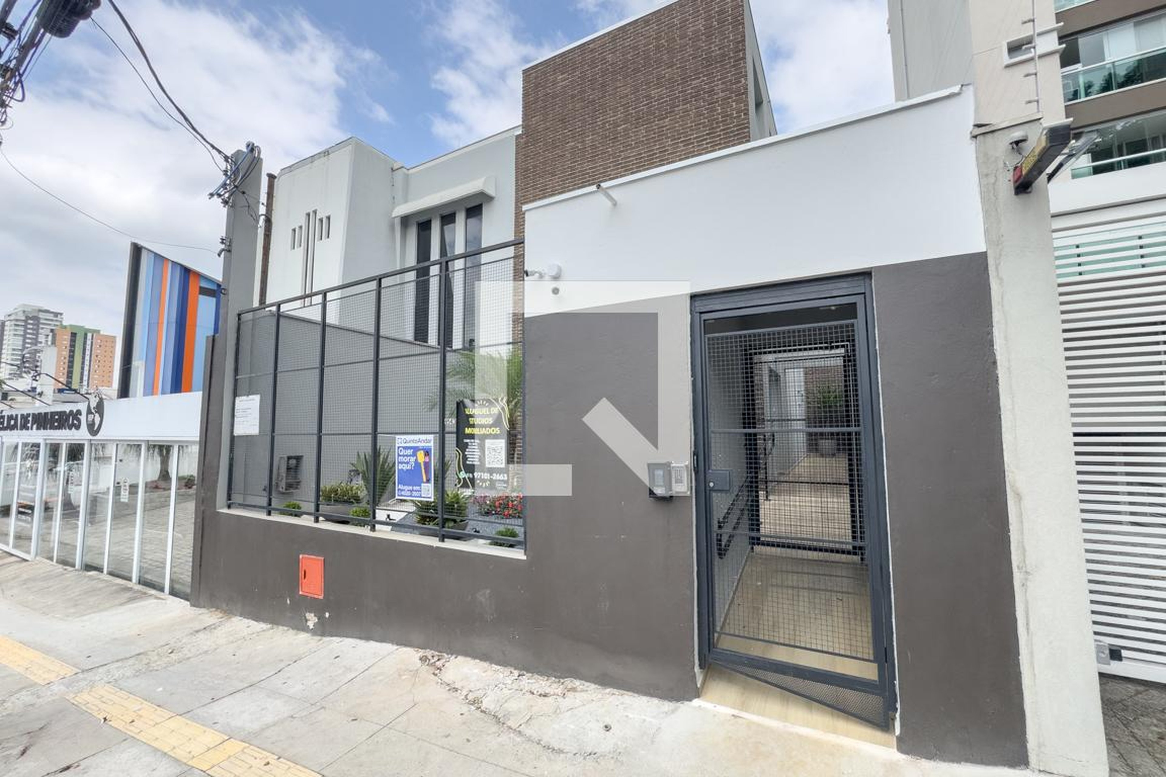 Fachada Condomínio em Rua Mourato Coelho, 1143