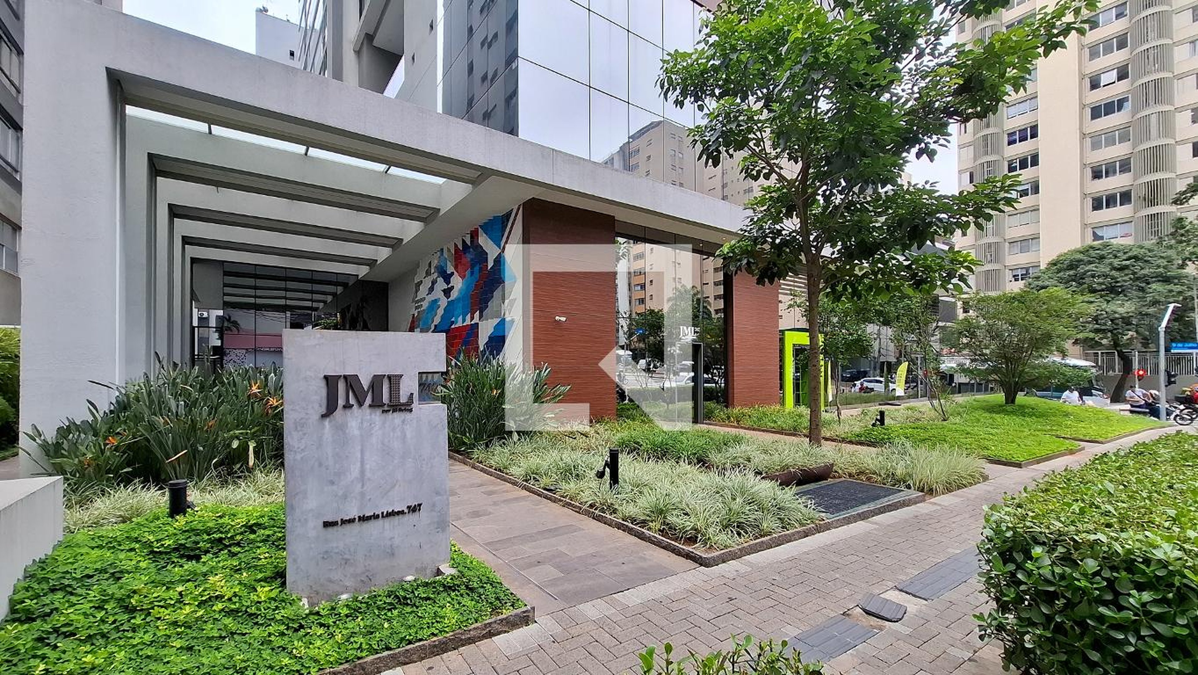 Fachada do Prédio Condomínio JML 747 por JFL Living