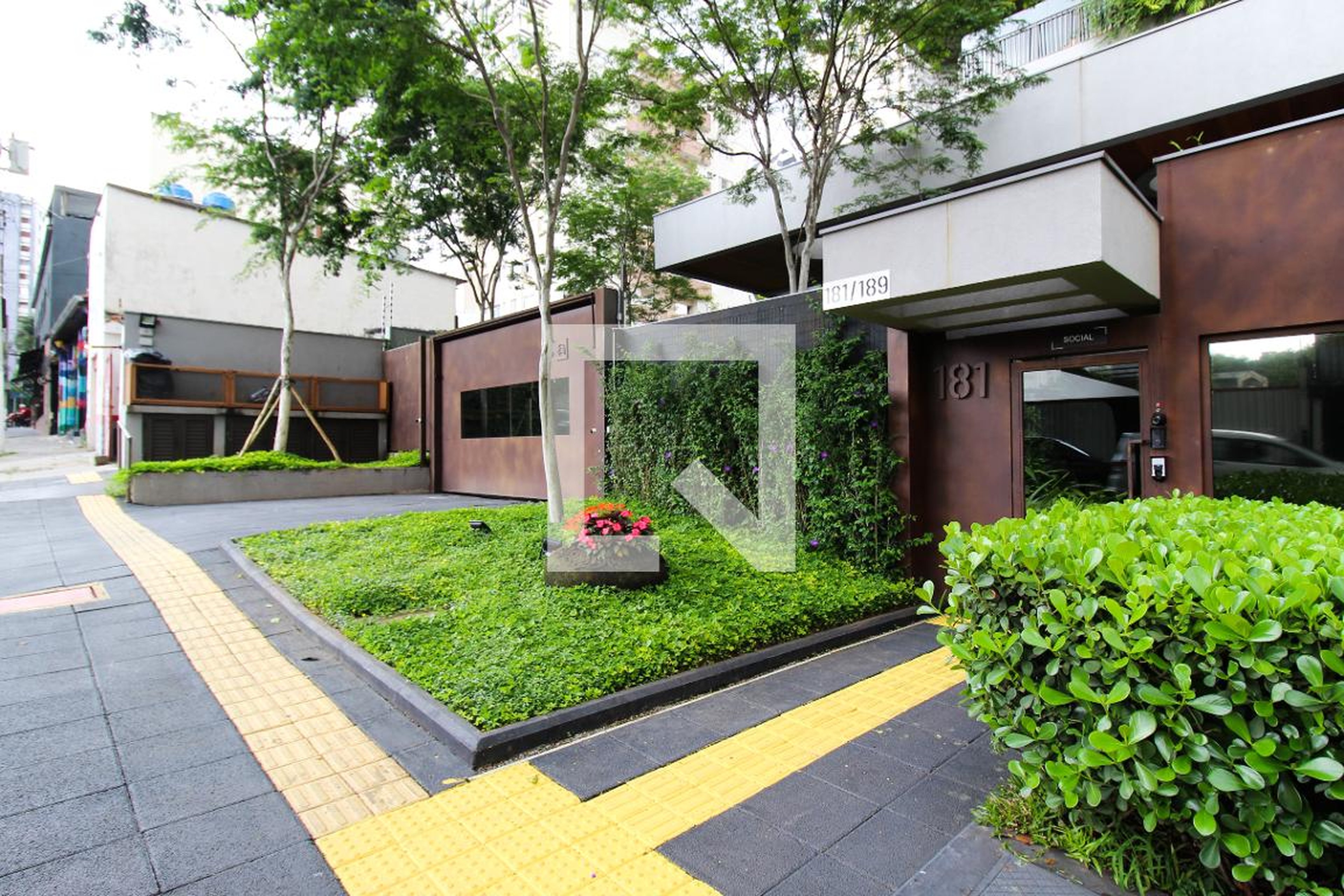 Fachada Condomínio em Rua Quatá, 181