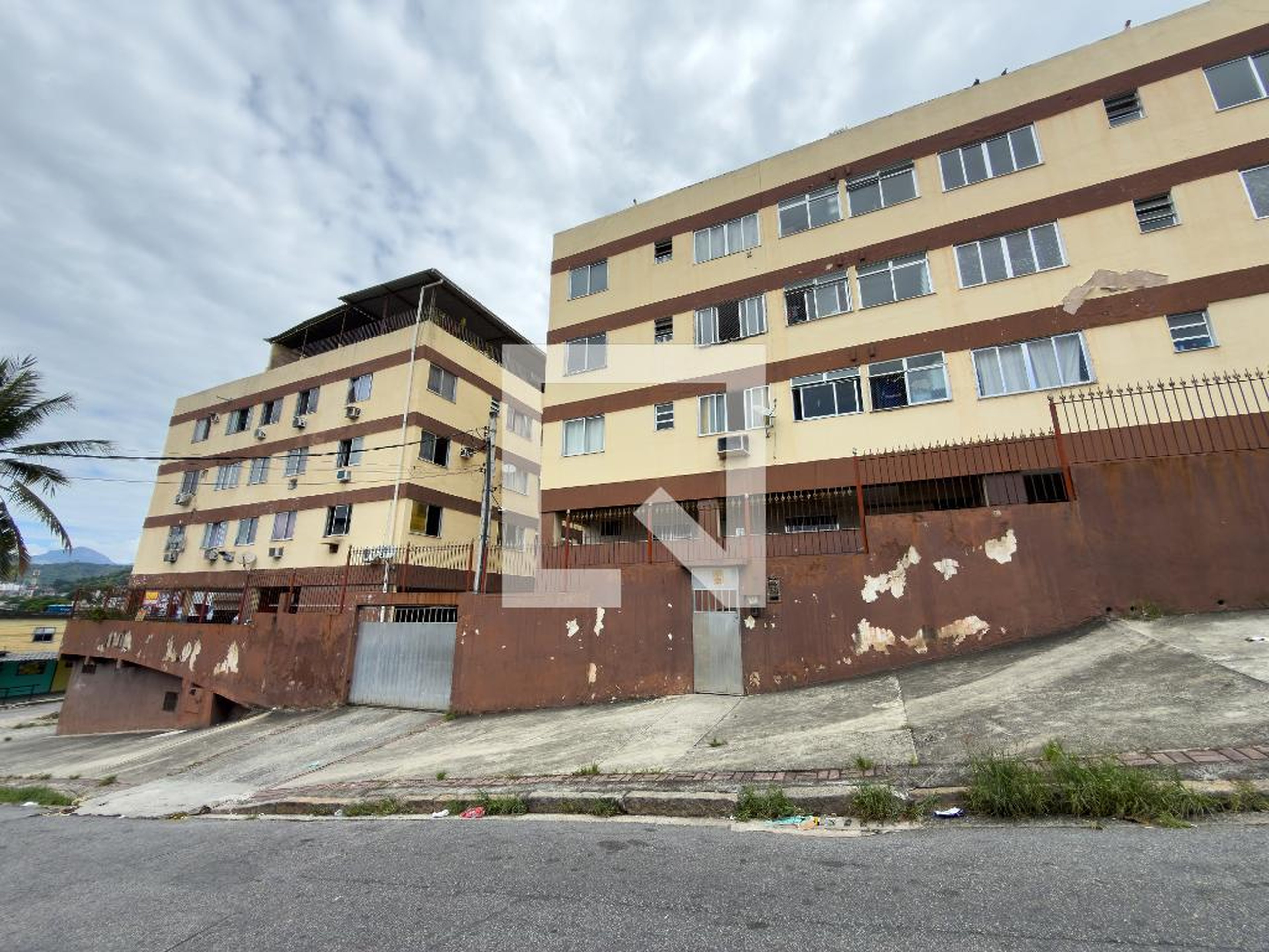 Fachada Condomínio em Rua Jacirendi, 349