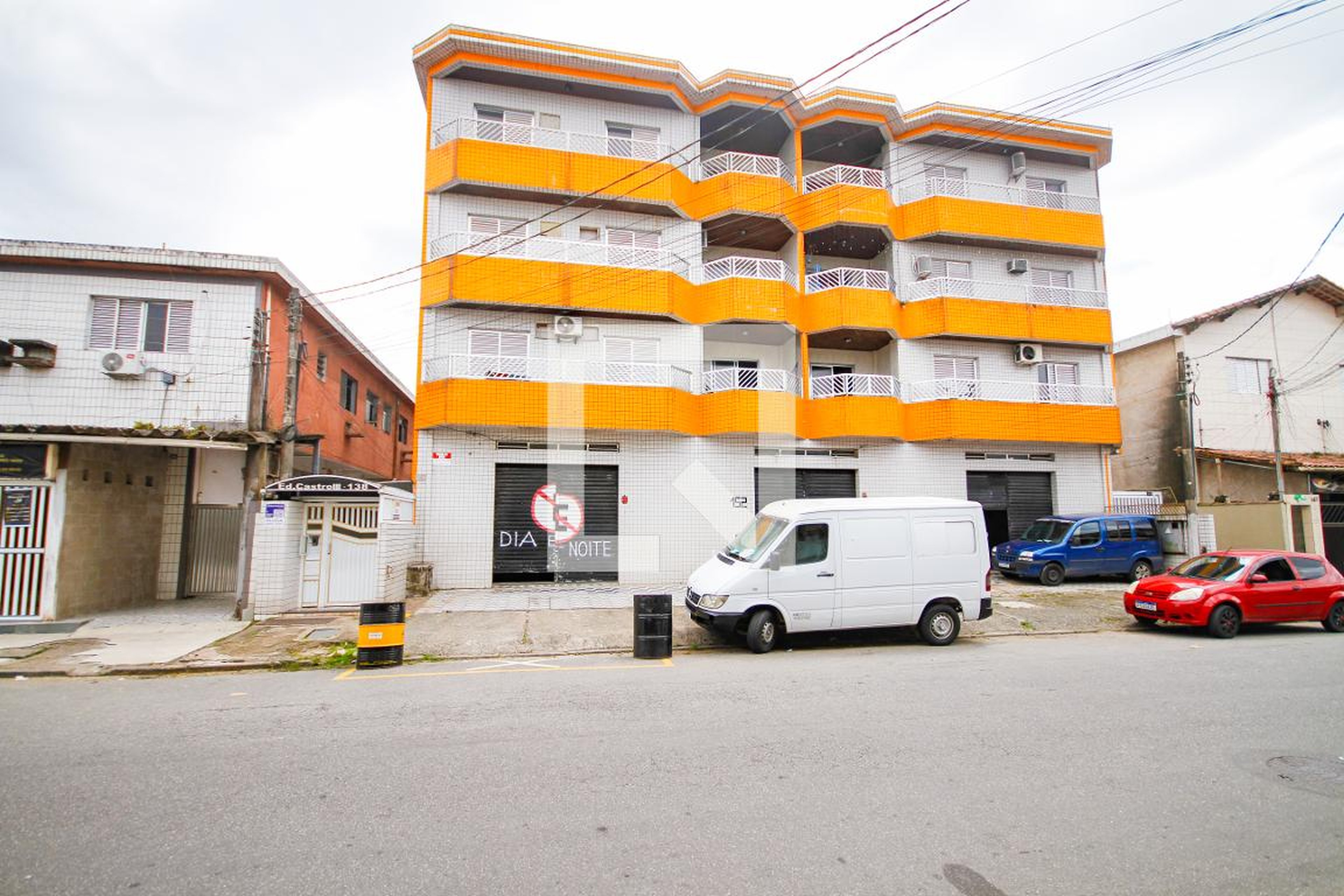 Fachada Condomínio em Rua Ali Hussein Daychoum, 138