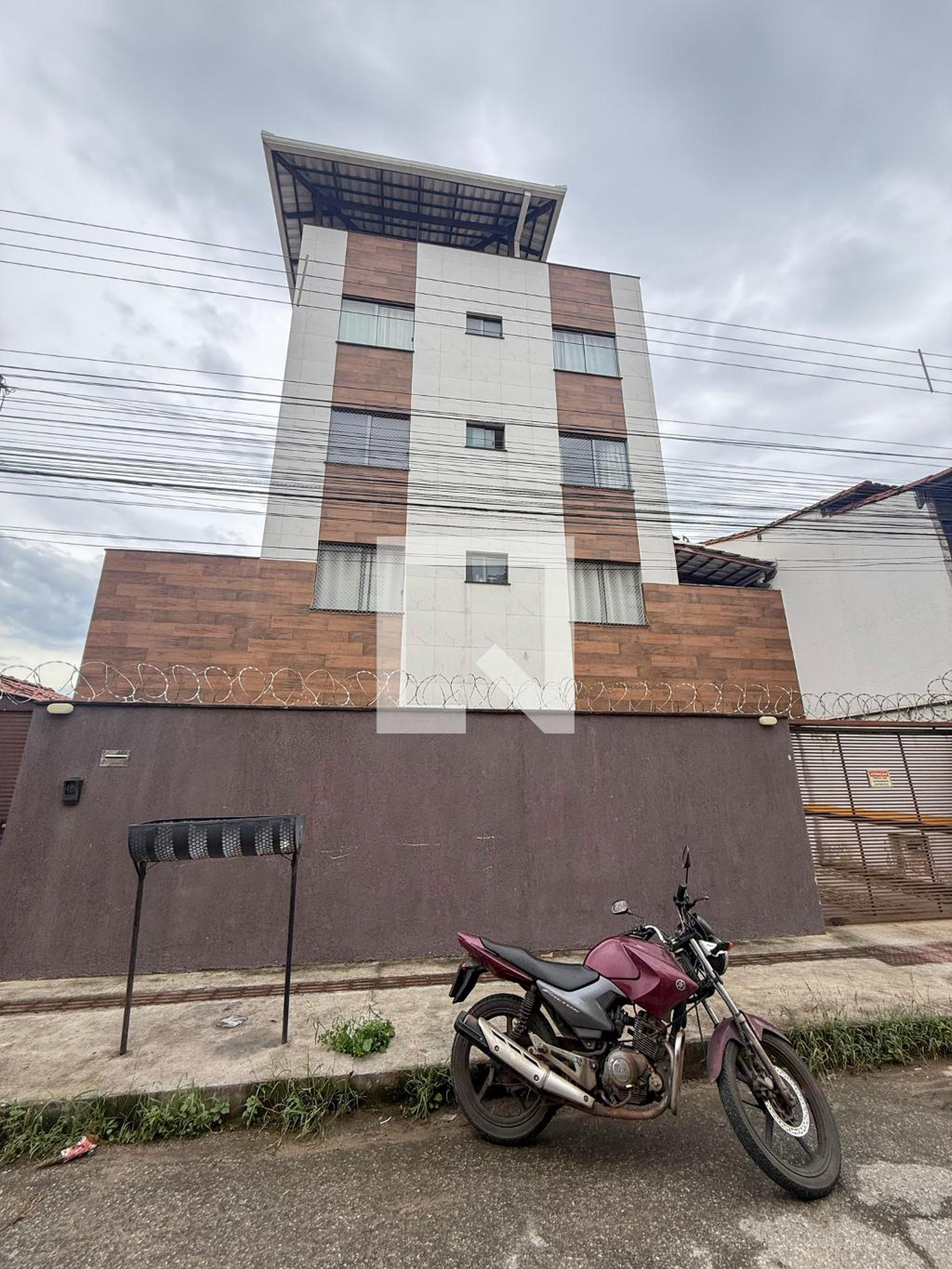 Fachada Condomínio em Rua Maria do Carmo, 95