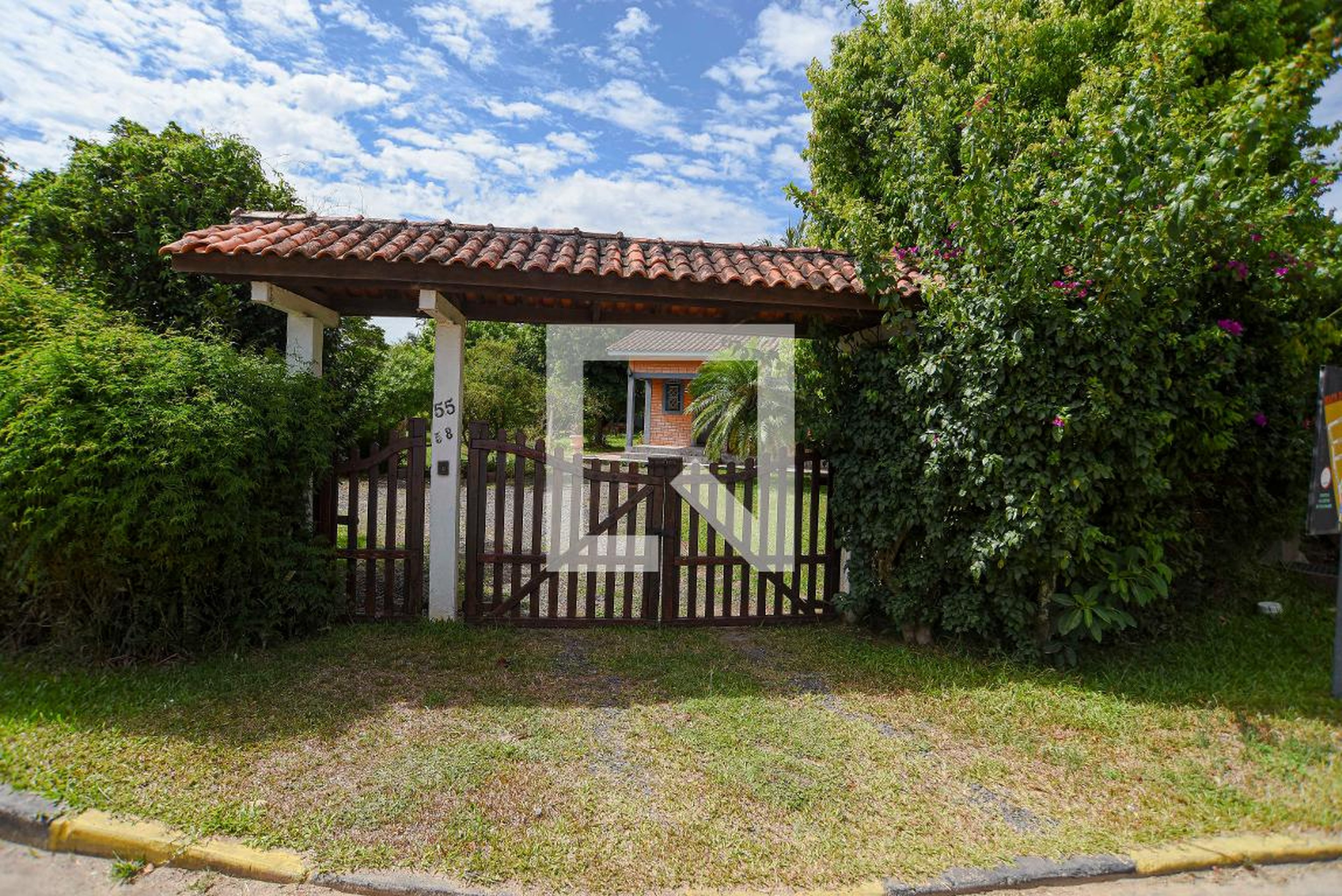 Fachada Condomínio em Avenida das Azaléias, 55