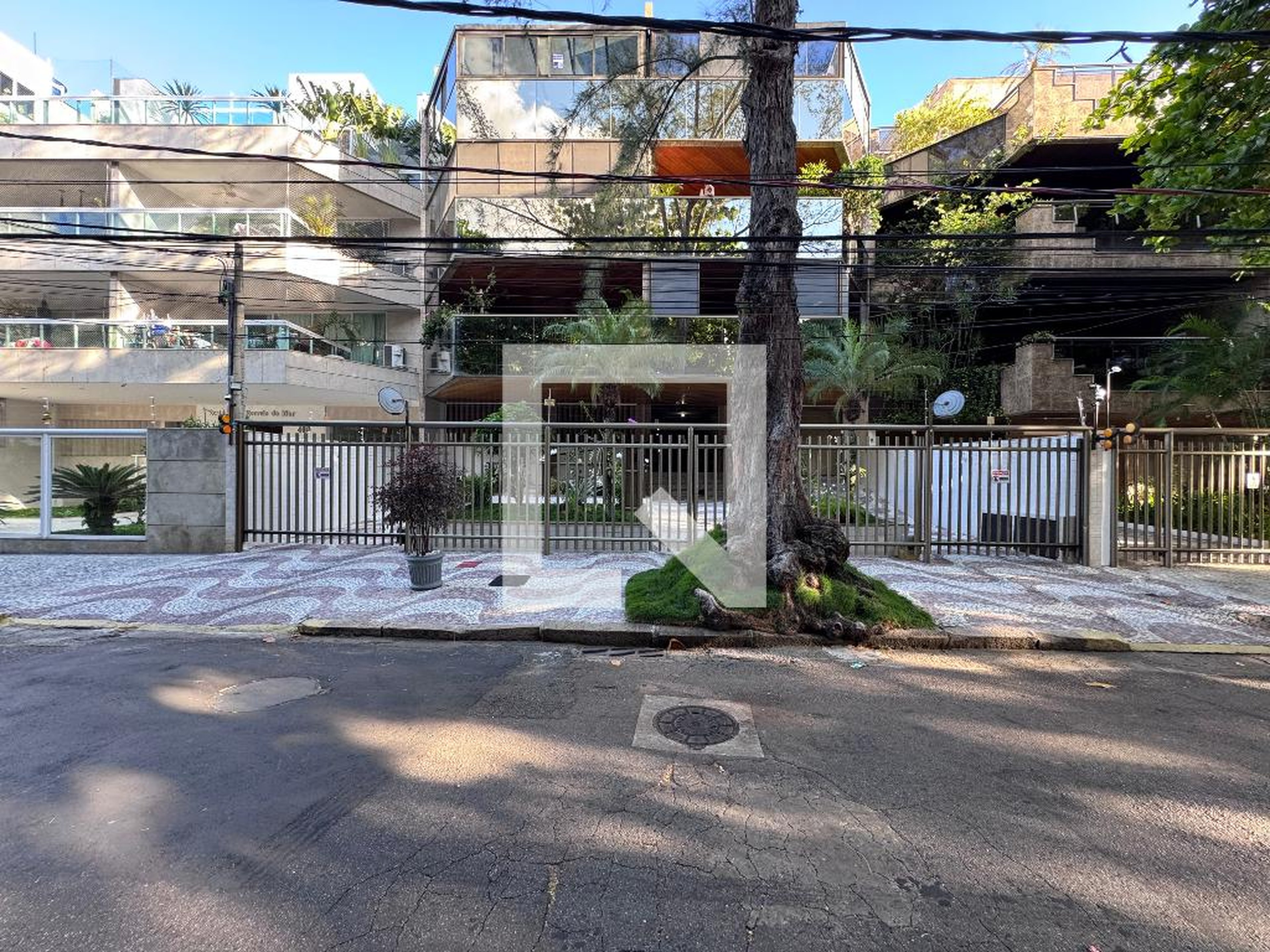 Fachada Condomínio em Rua Demóstenes Madureira de Pinho, 735