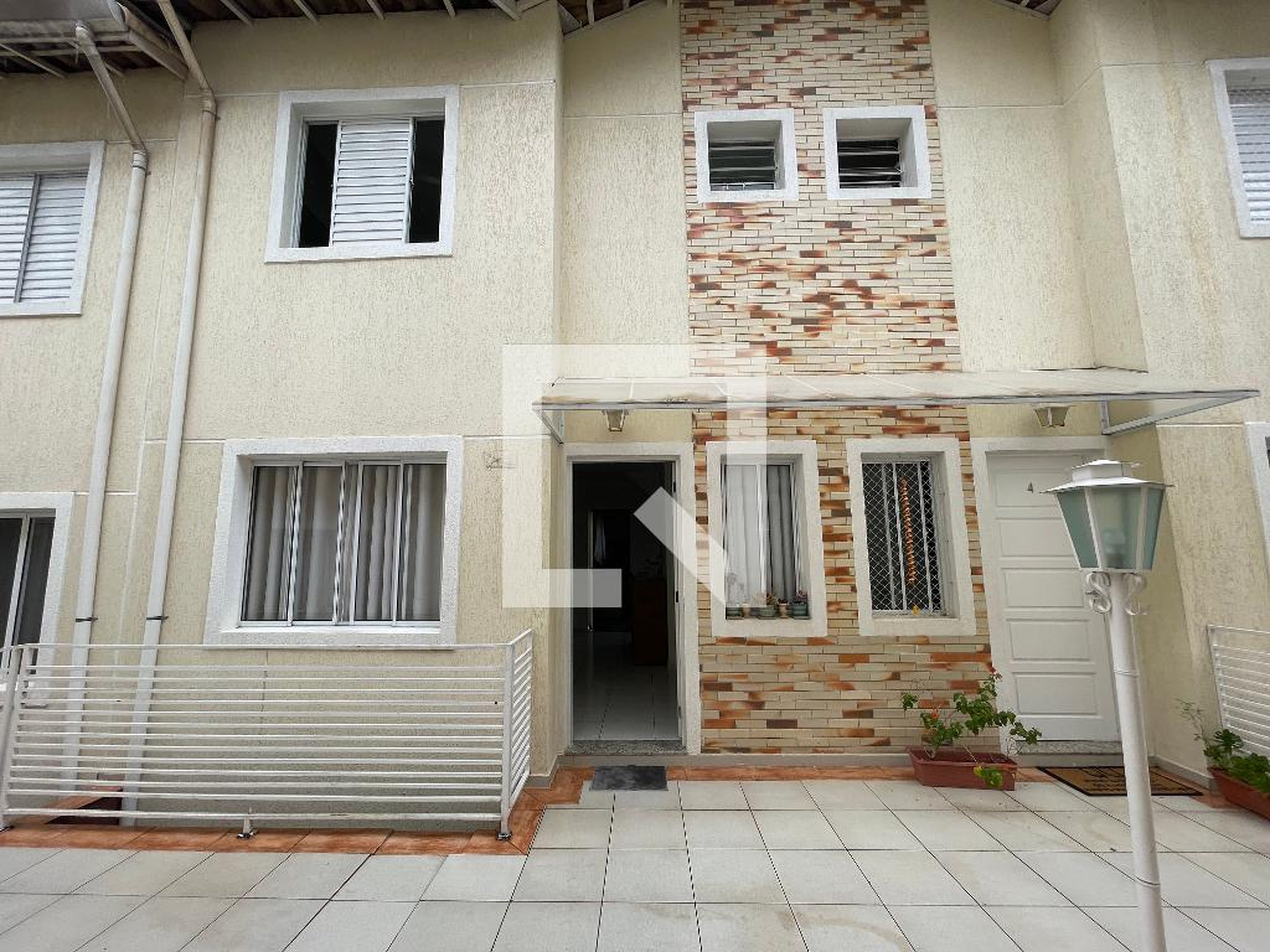 Fachada Condomínio em Rua Ester Samara, 222