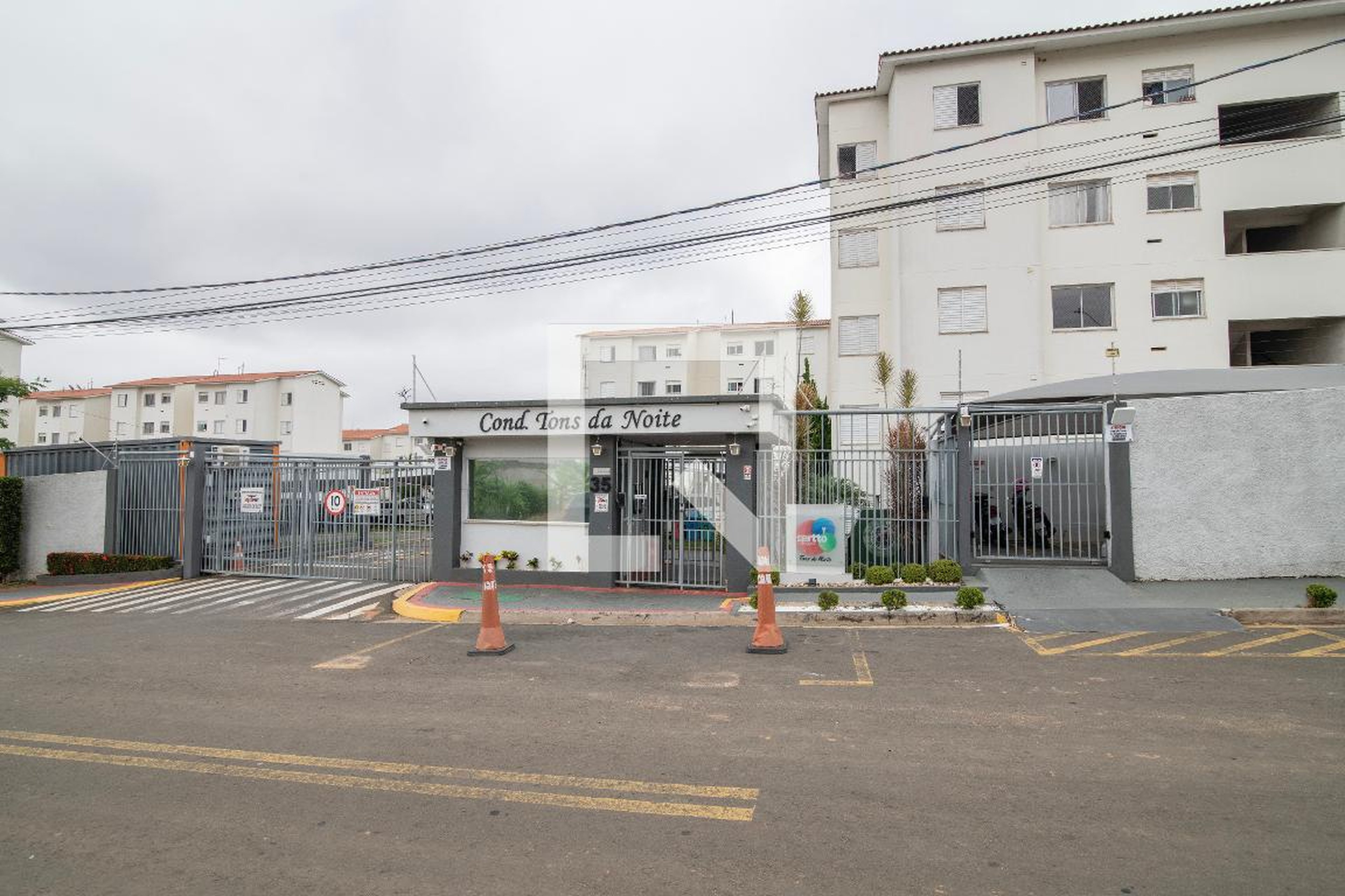 Fachada do Condomínio Condomínio Certto Tons Da Noite