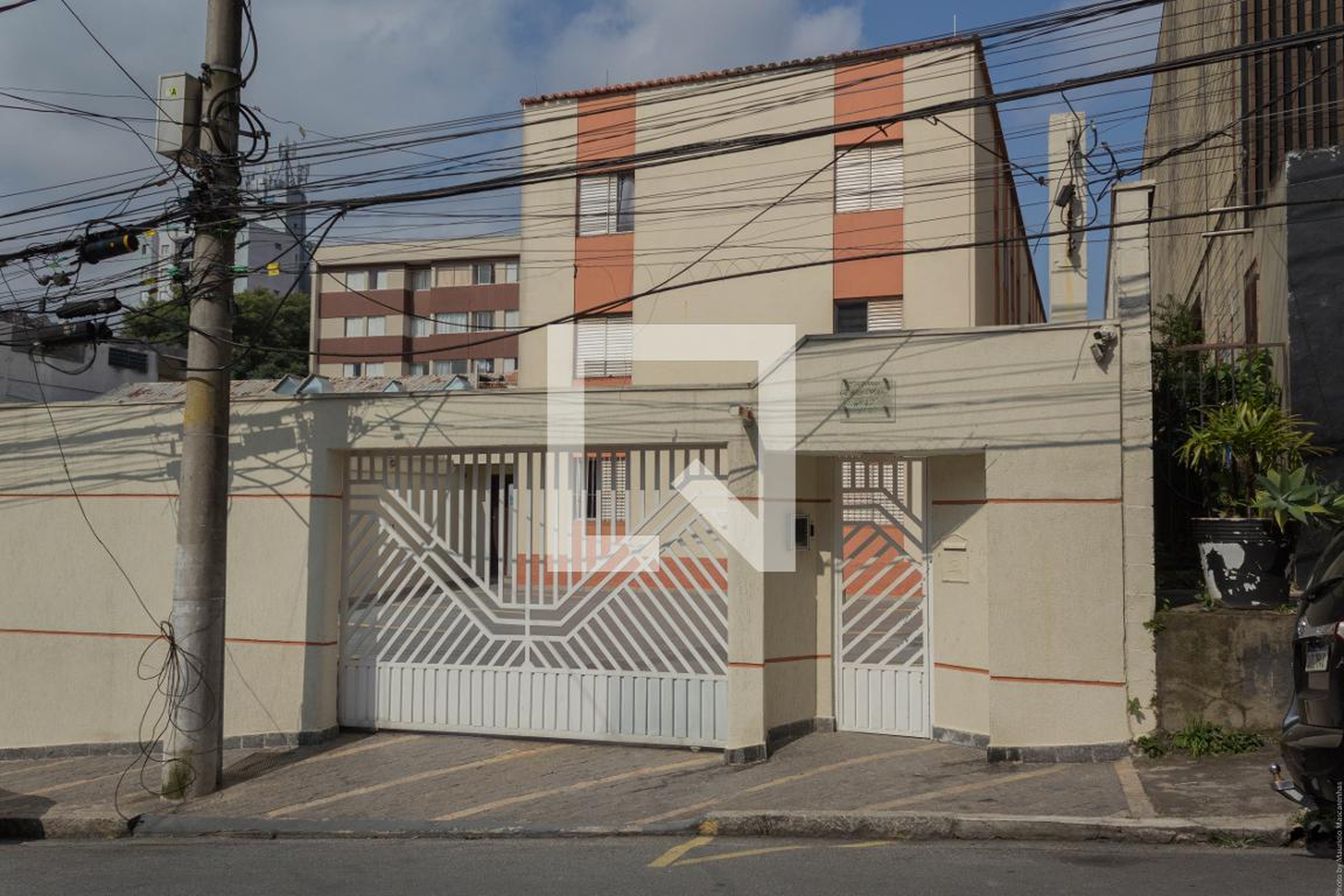 Fachada Condomínio em Rua Antônio Luís Valério, 47