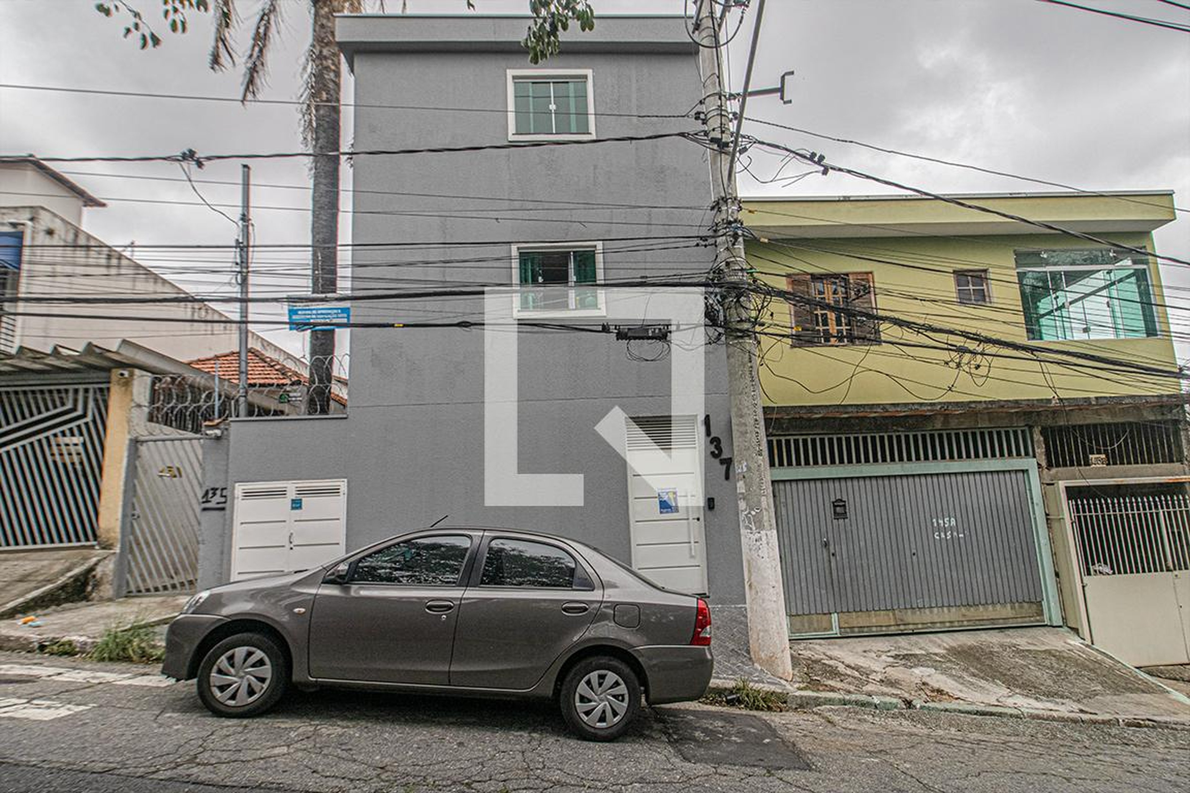 fachada Condomínio em Rua Anatole France, 137