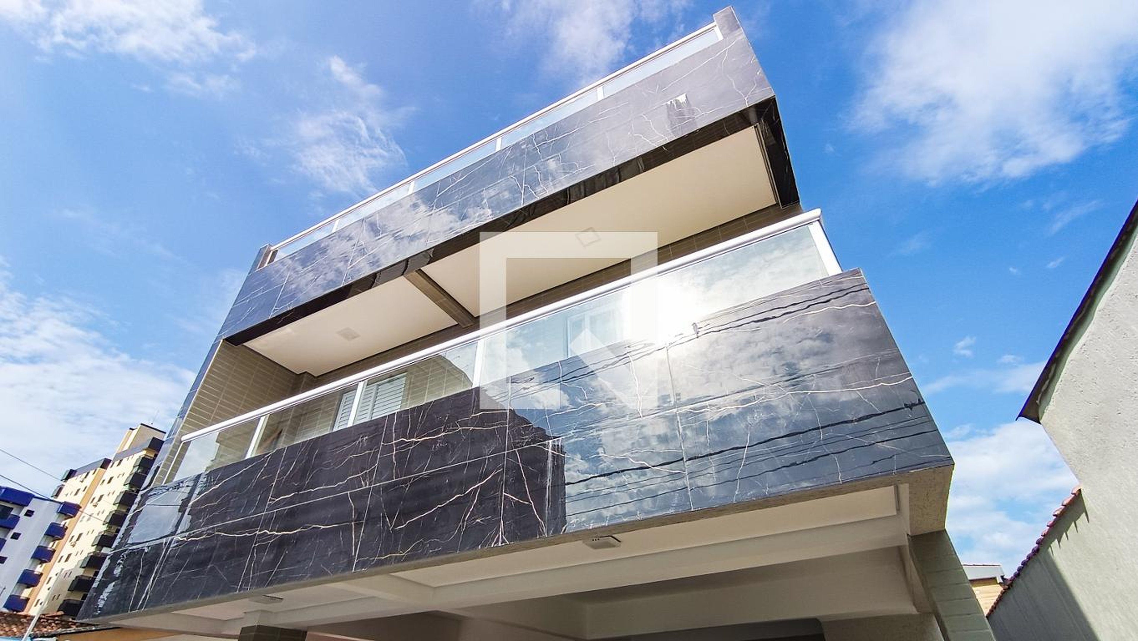 Fachada Condomínio em Rua Doutor Cyro Carneiro, 549