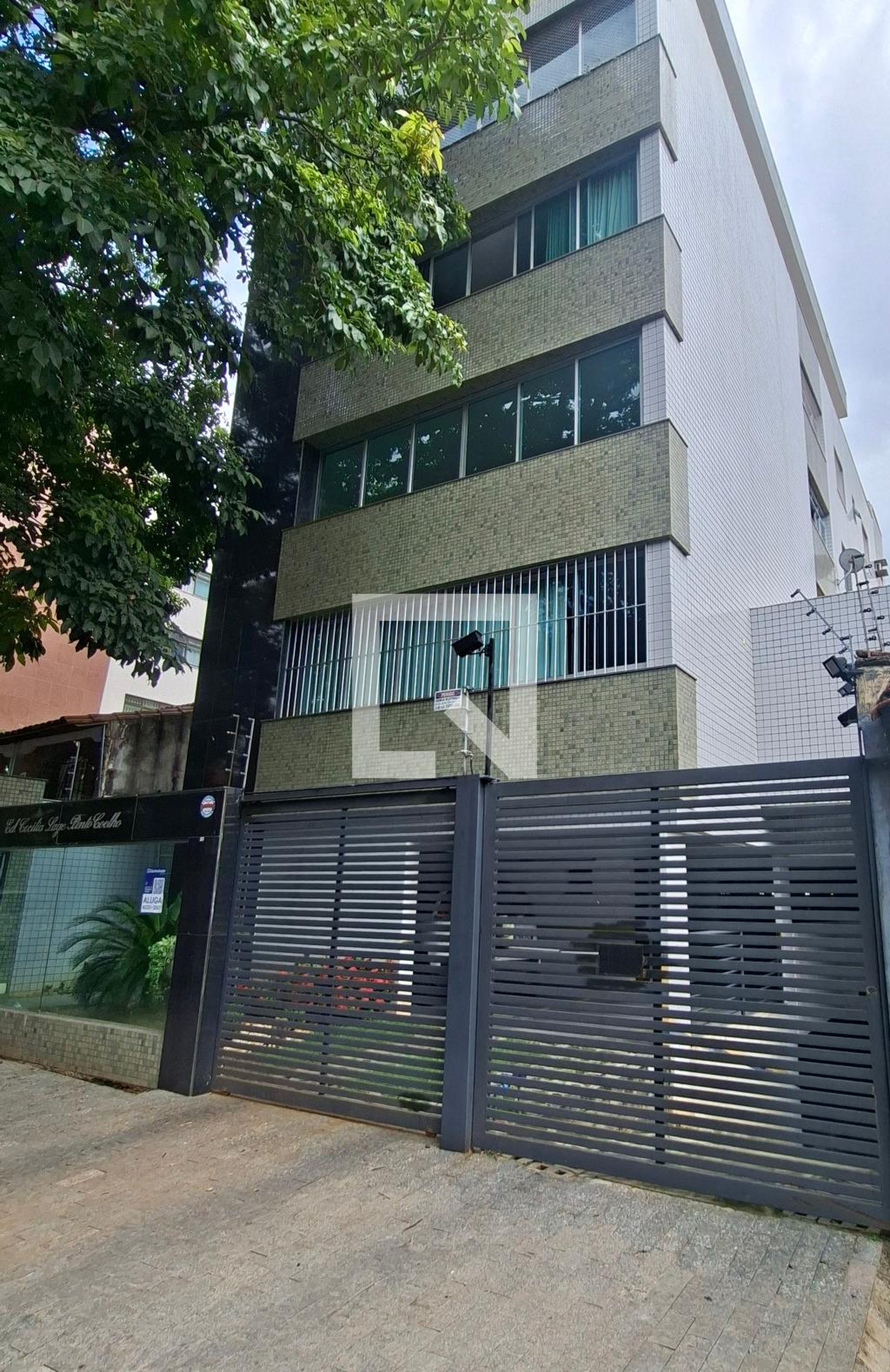 fachada Condomínio em Rua Roquete Mendonça, 50