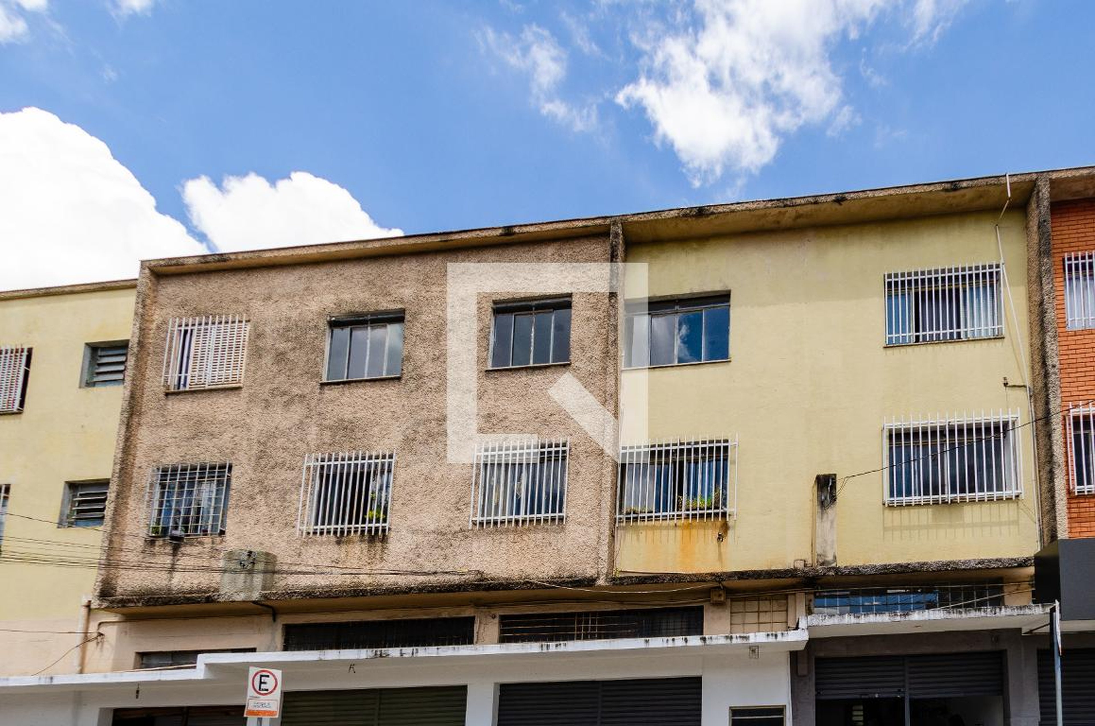 Fachada Condomínio em Rua Alpes, 15