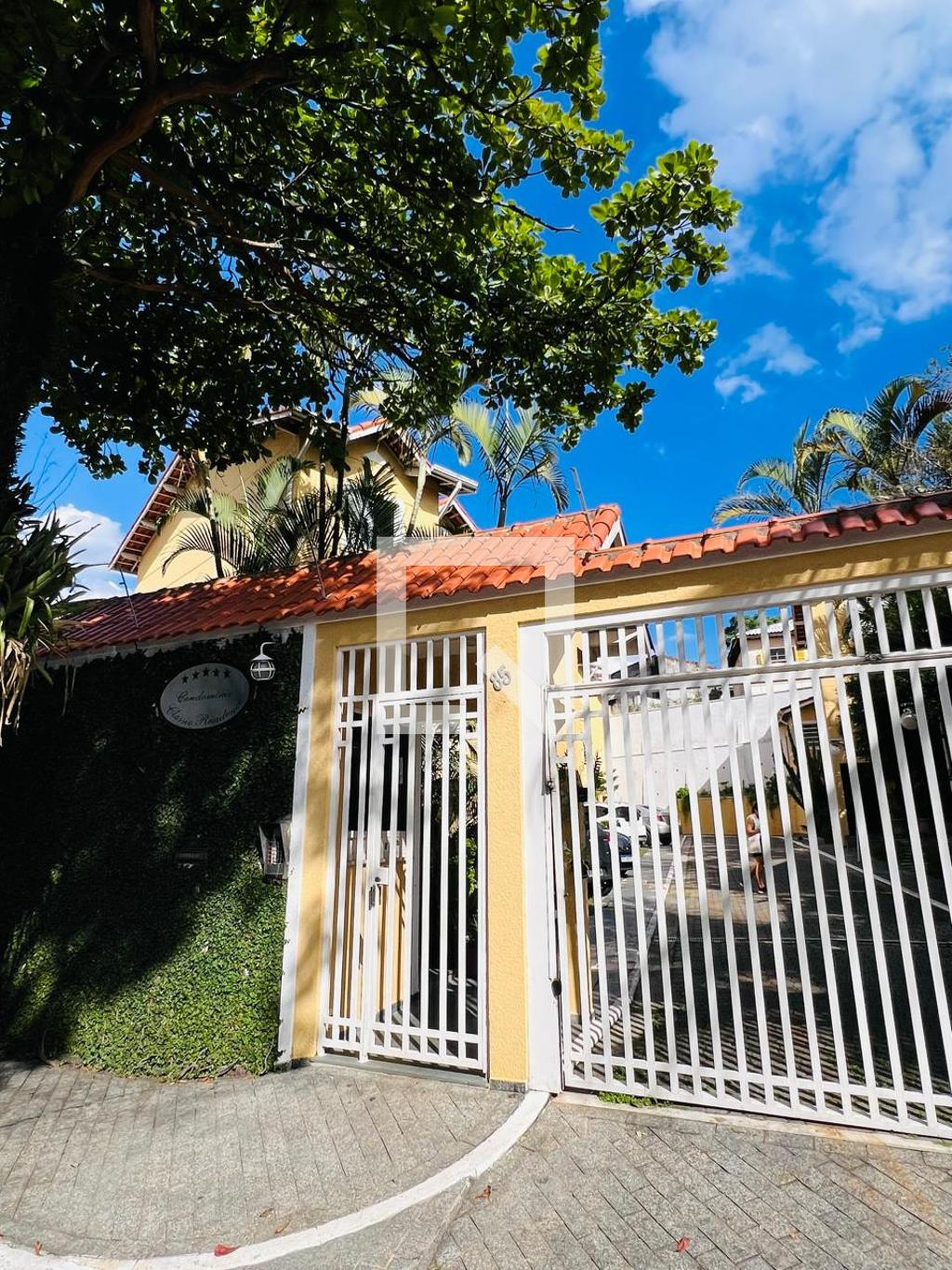 Fachada Condomínio em Rua Padre Camilo O P, 85