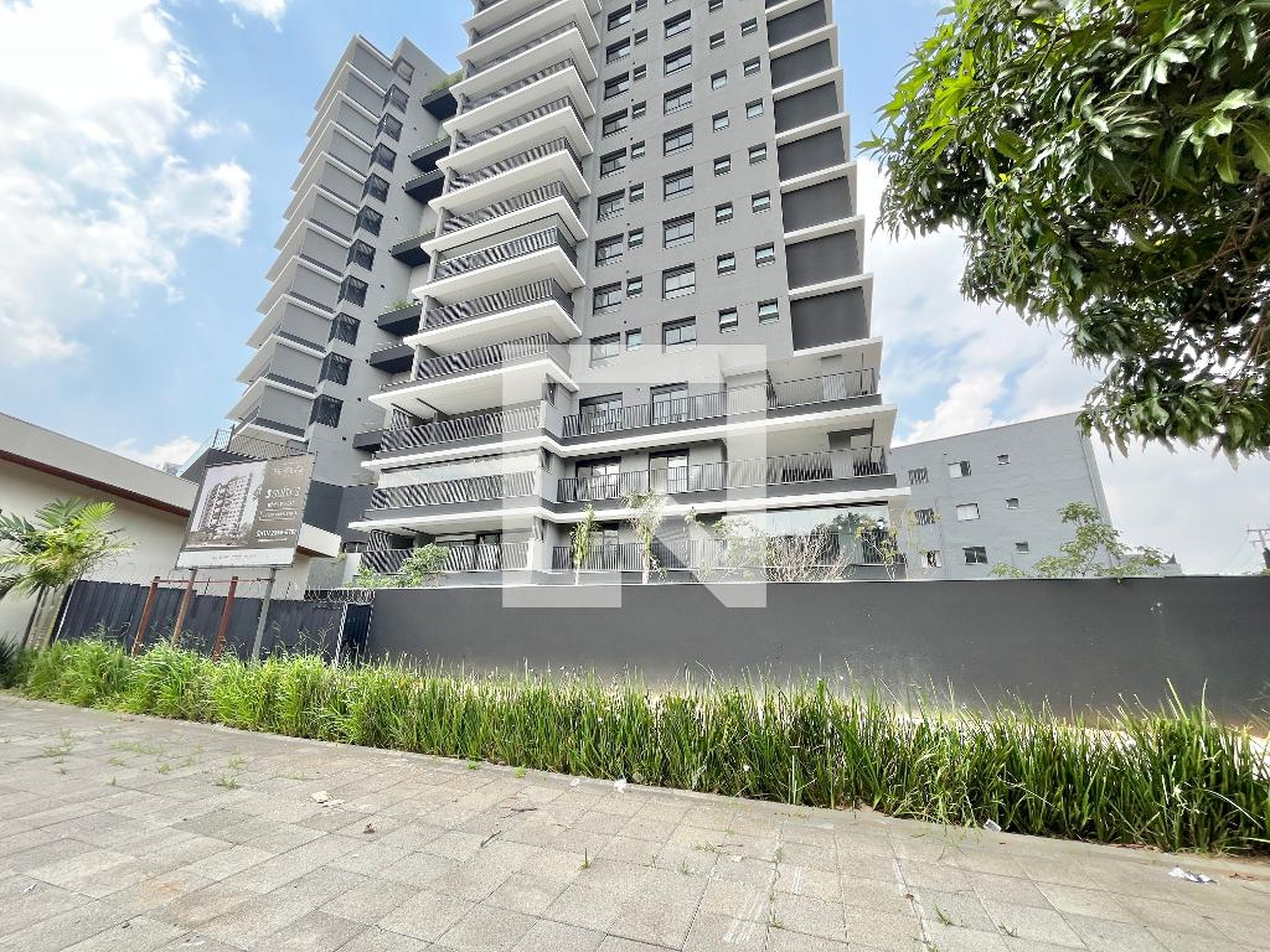 Fachada Condomínio em Rua Professor Luciano Prata, 7