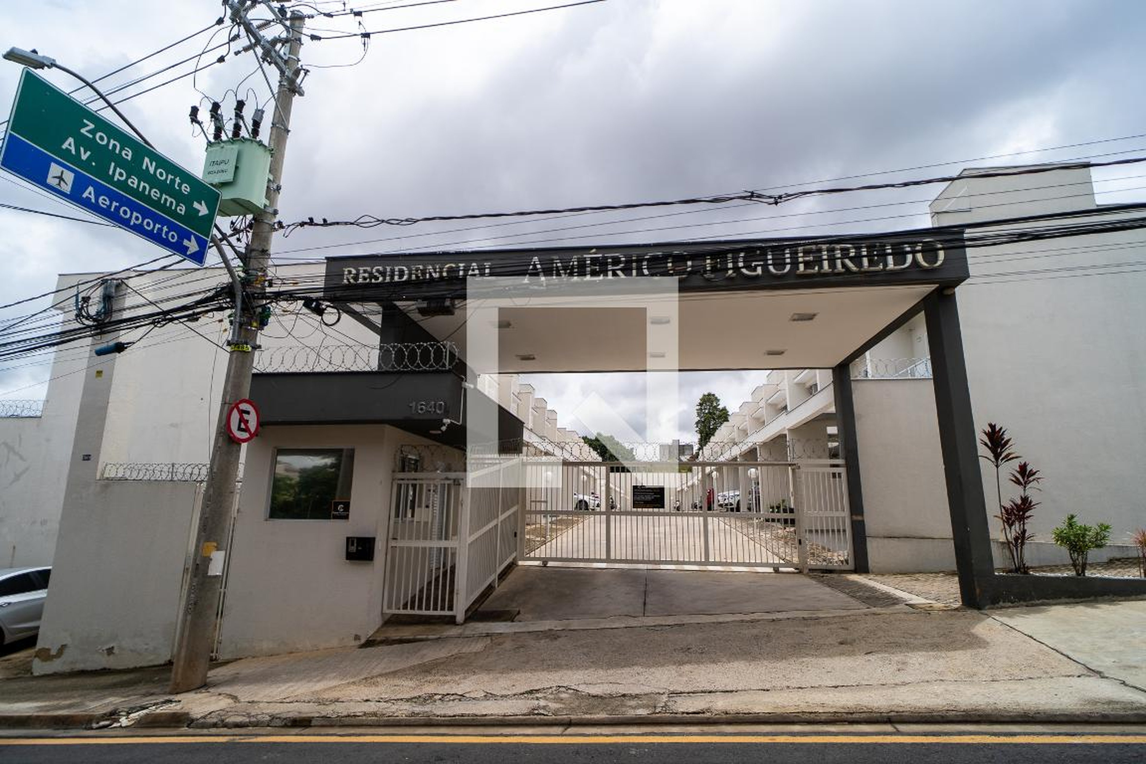 Fachada Condomínio em Rua Doutor Américo Figueiredo, 1600