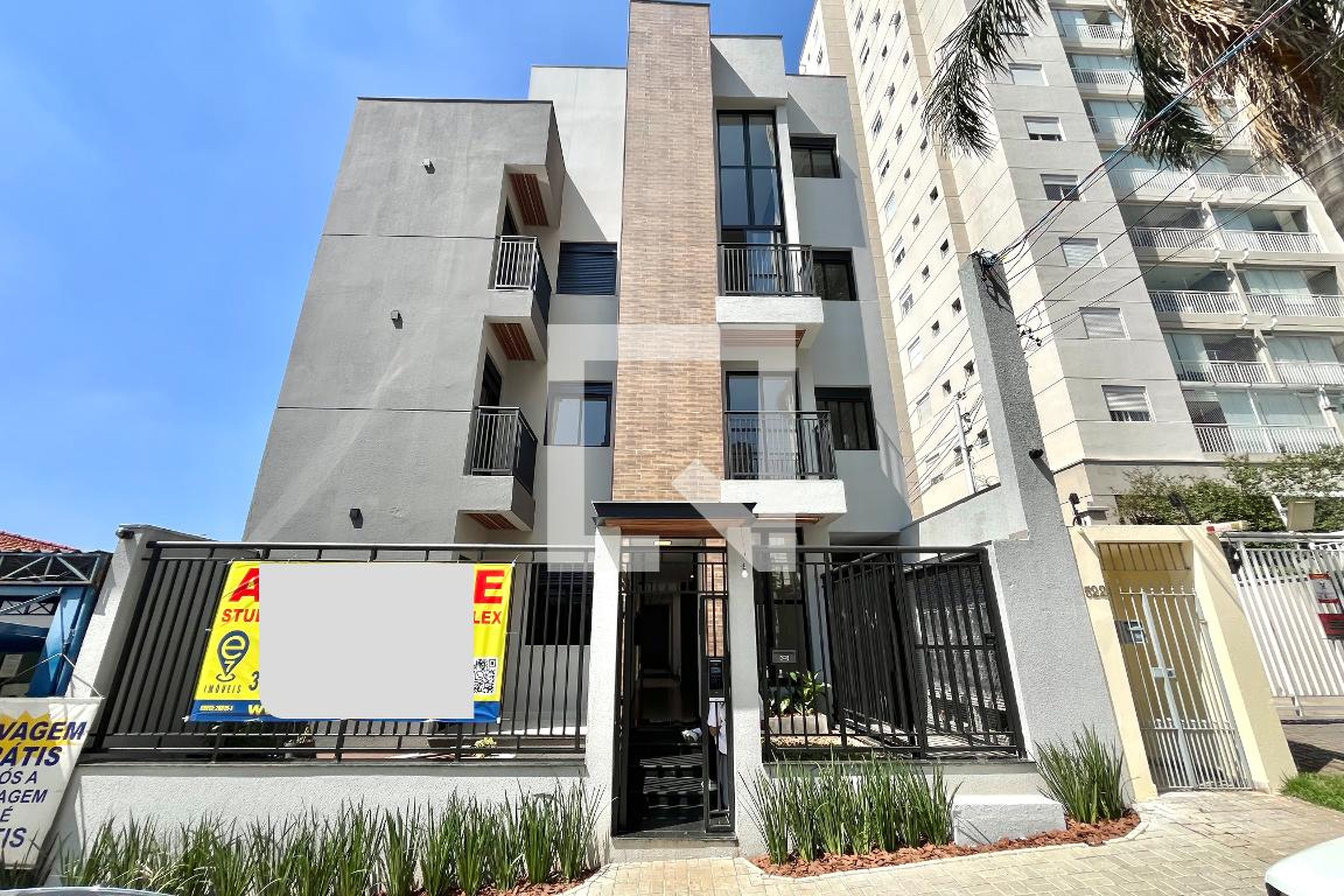 Fachada Condomínio em Rua General Chagas Santos, 524