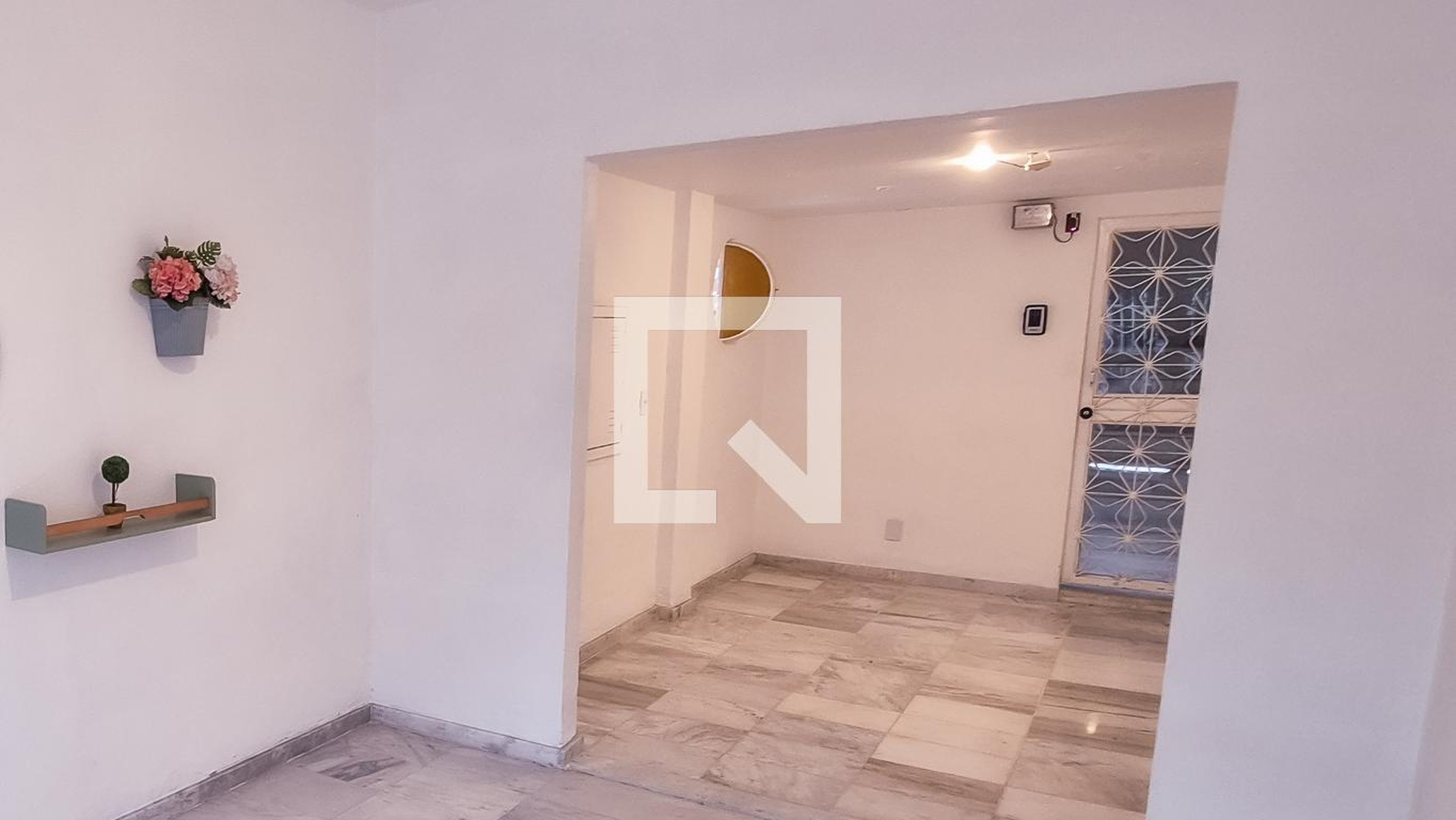 Hall de entrada Condomínio em Rua Ararai, 395