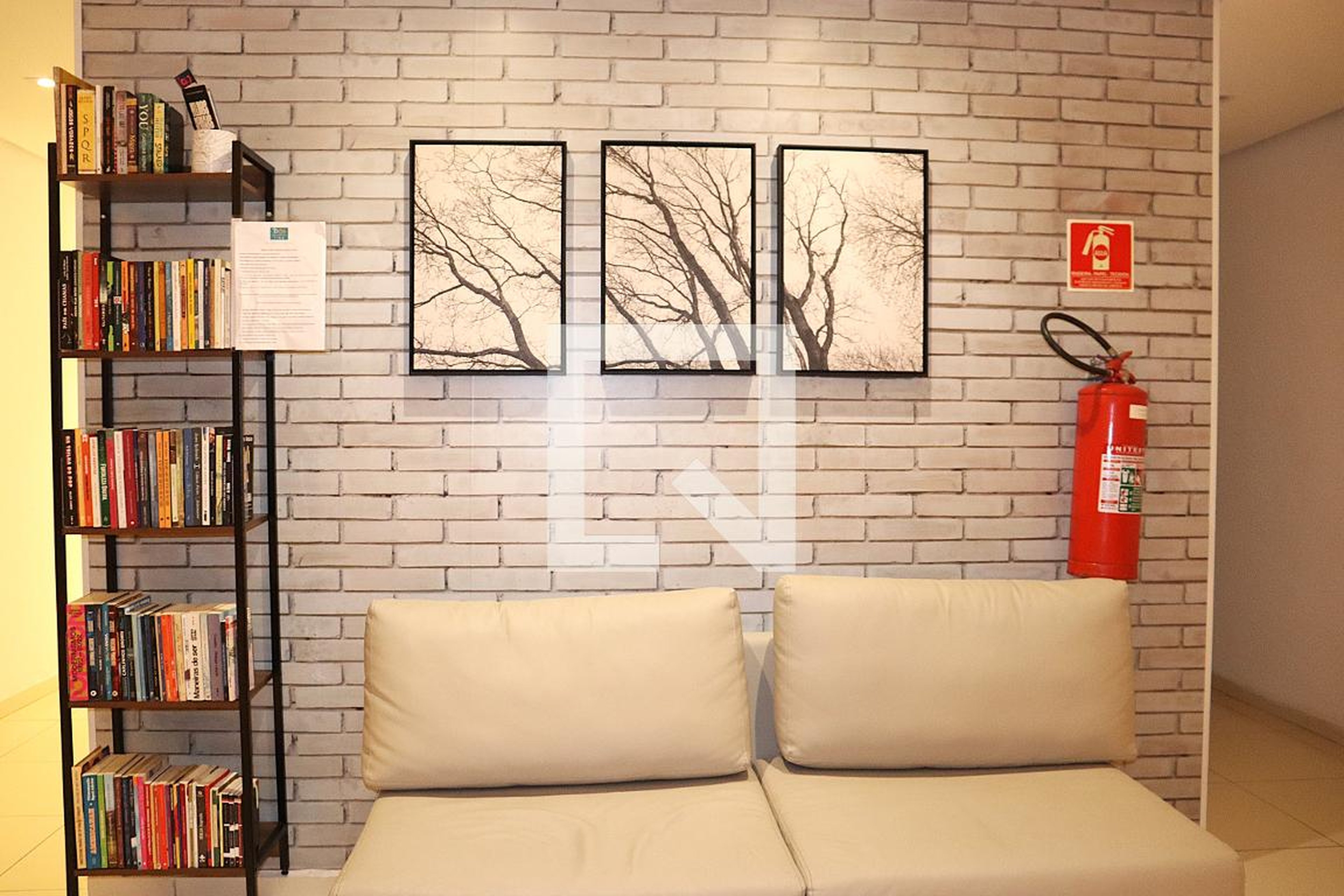 Hall de Entrada - To Be Free