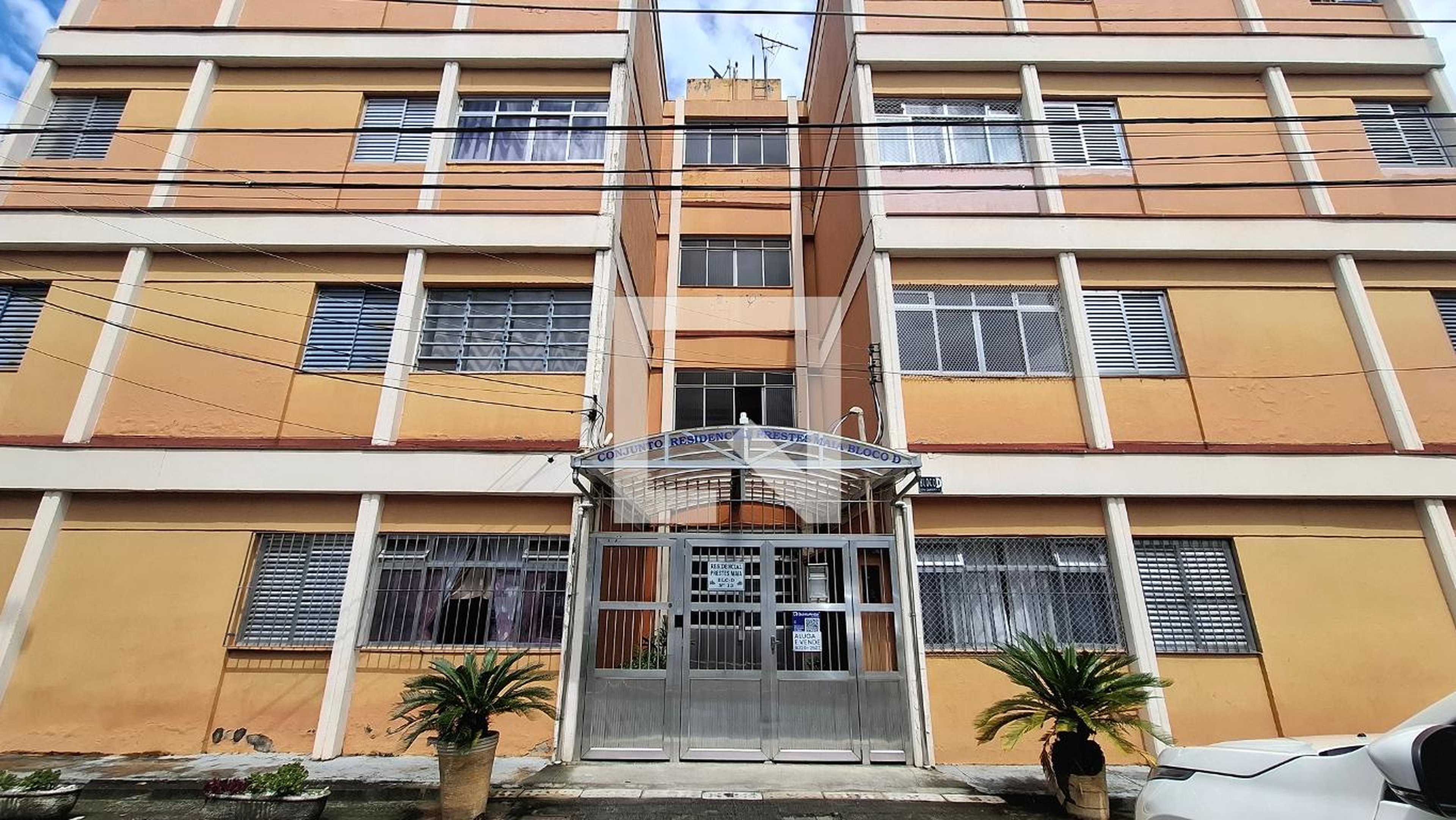 Fachada Condomínio em Rua Cambuci, 13